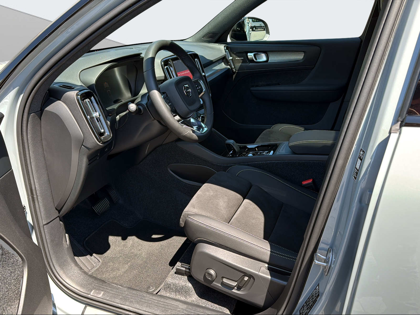 VOLVO XC40 2.0 B4 MH Black Edition-image-9