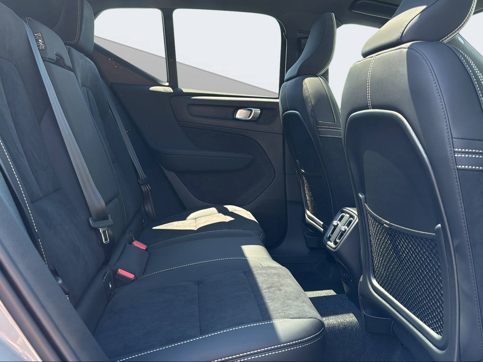 VOLVO XC40 2.0 B4 MH Black Edition-image-10