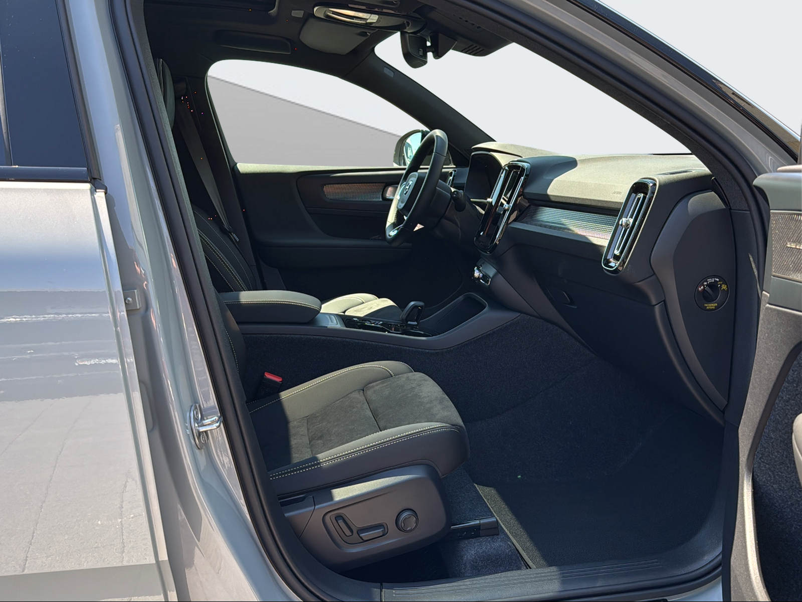 VOLVO XC40 2.0 B4 MH Black Edition-image-14