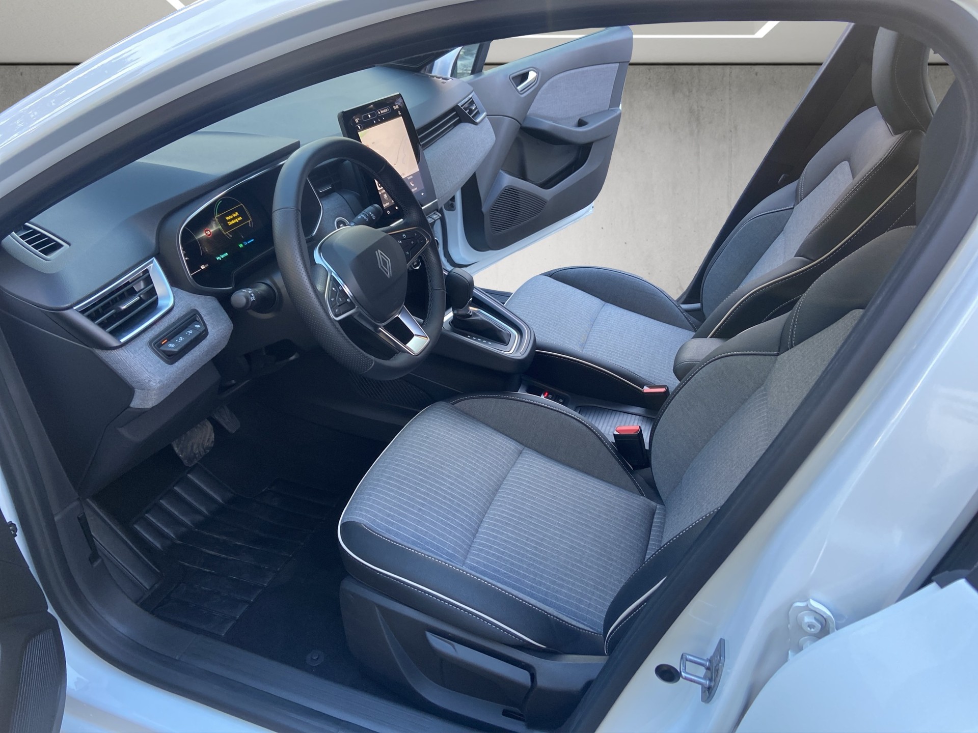 RENAULT Clio 1.6 E-Tech Techno-image-6