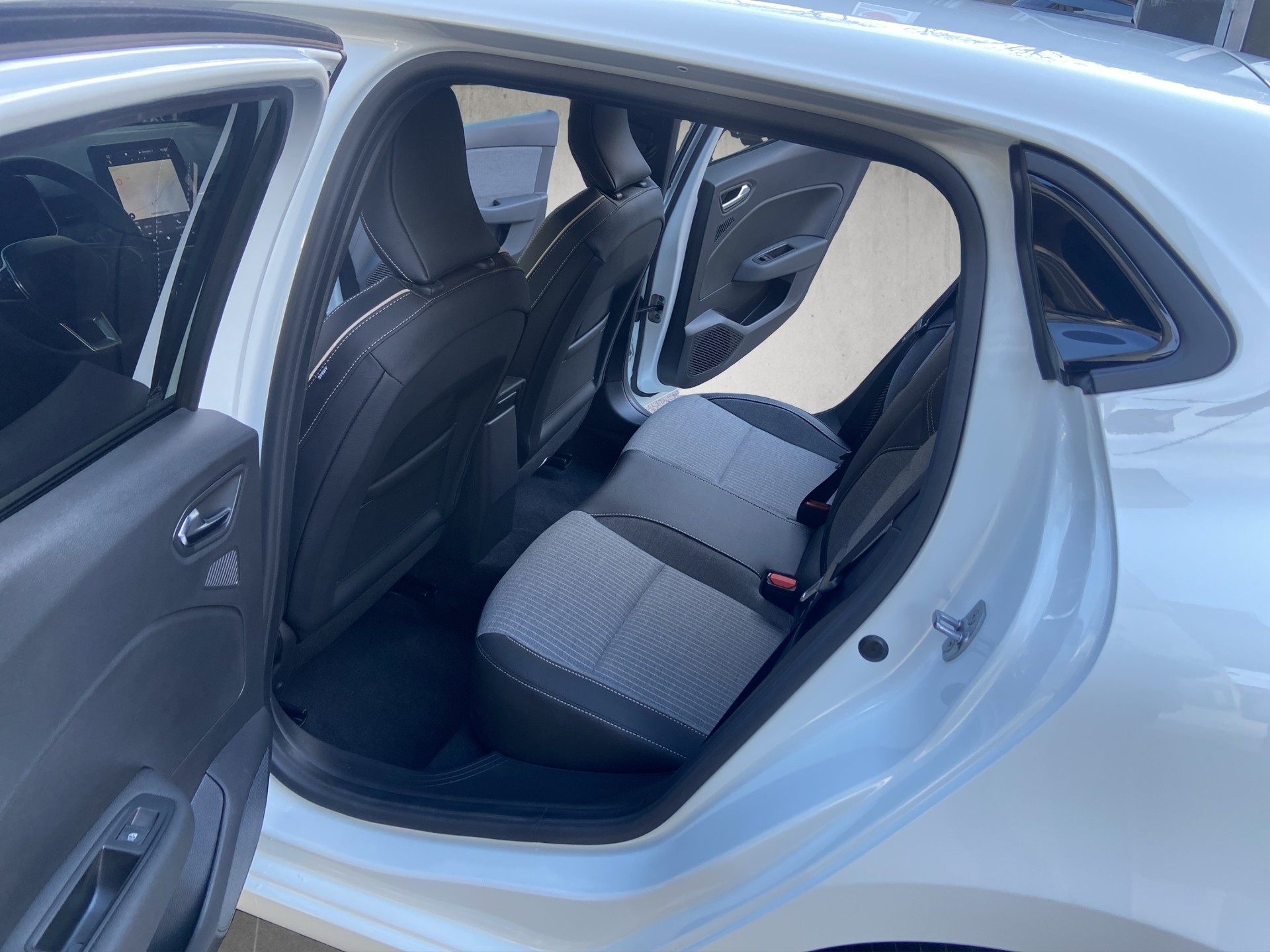 RENAULT Clio 1.6 E-Tech Techno-image-7