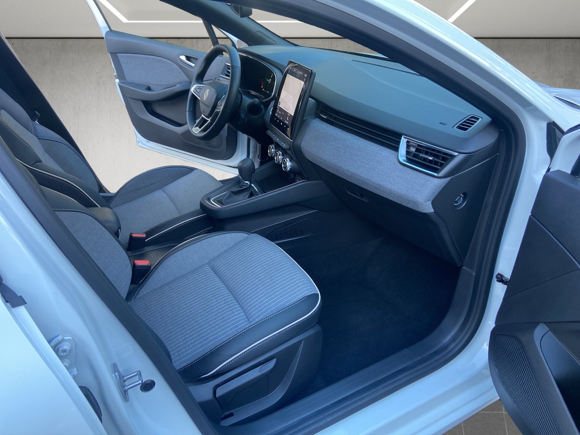 RENAULT Clio 1.6 E-Tech Techno-image-10