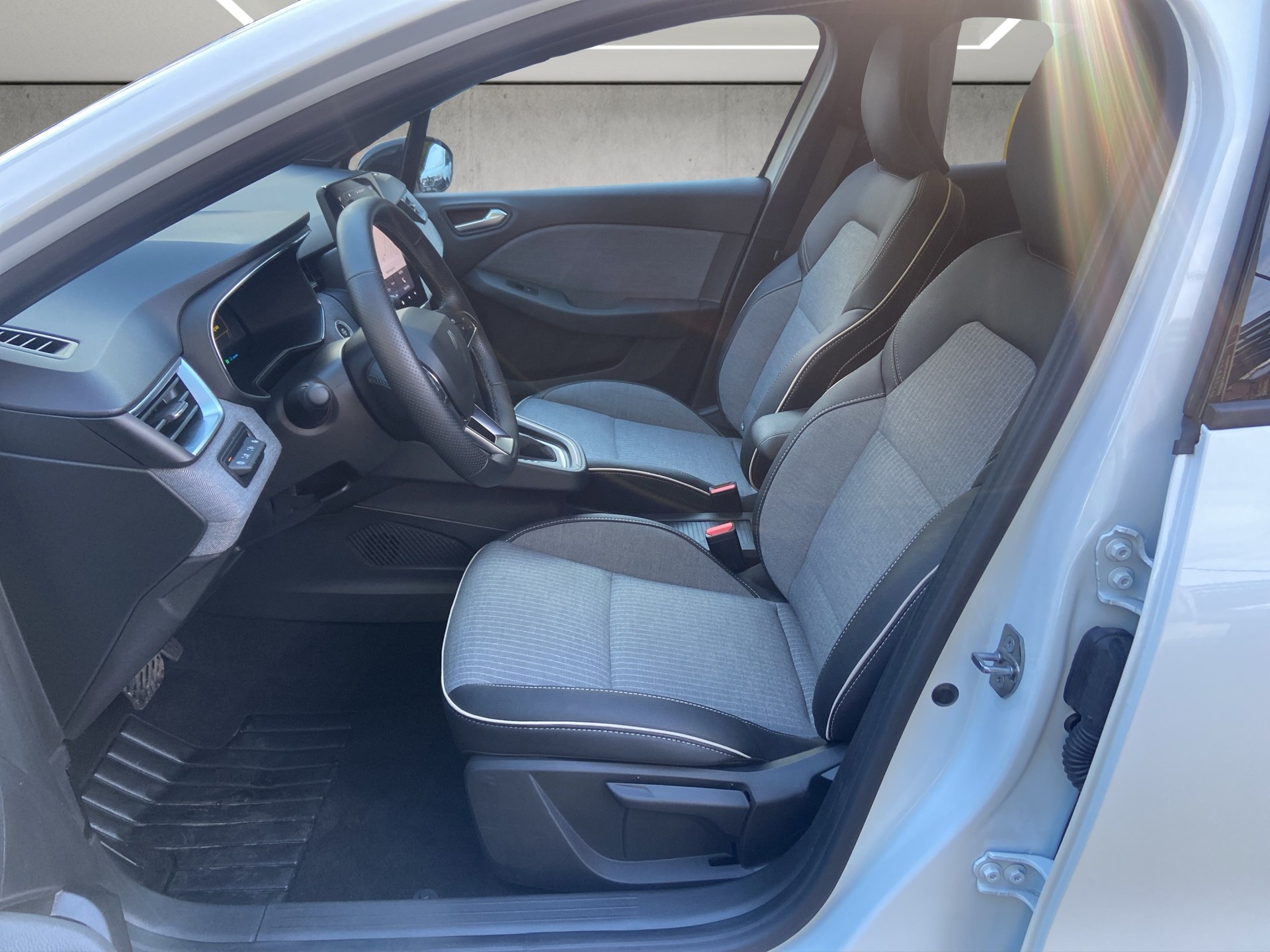 RENAULT Clio 1.6 E-Tech Techno-image-11