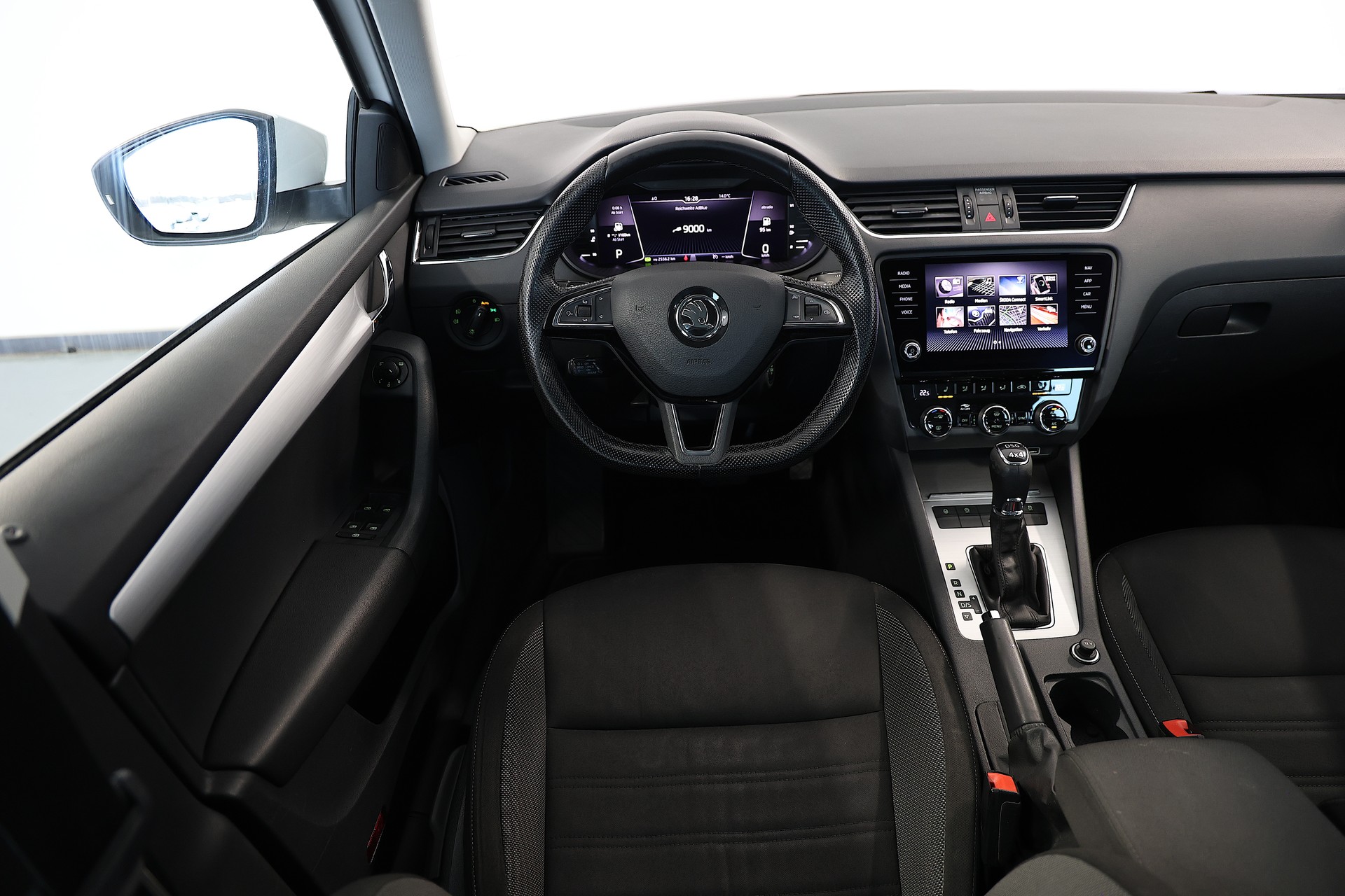 SKODA Octavia Combi 2.0 TDI Ambition 4x4 DSG-image-9