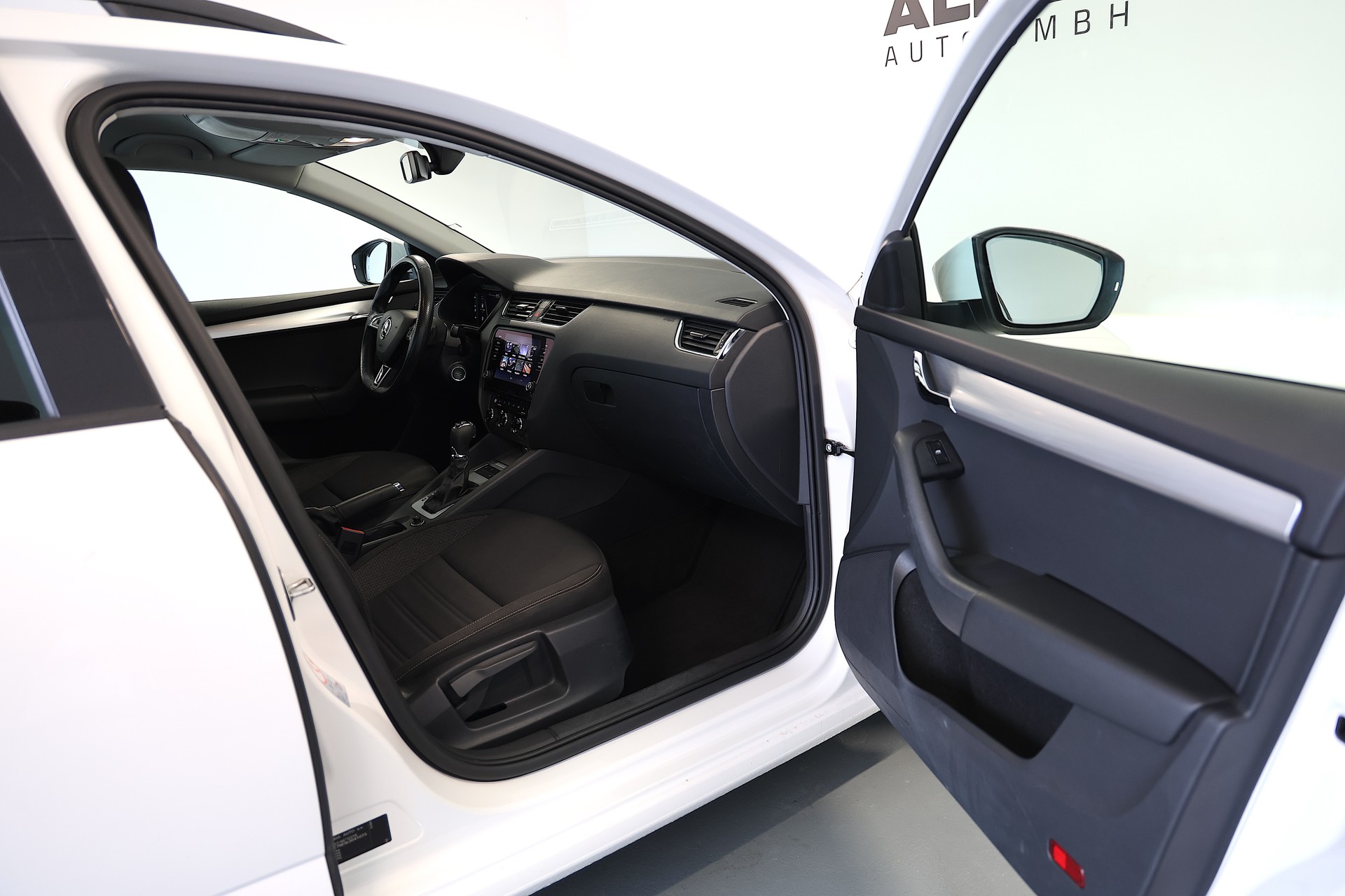 SKODA Octavia Combi 2.0 TDI Ambition 4x4 DSG-image-11