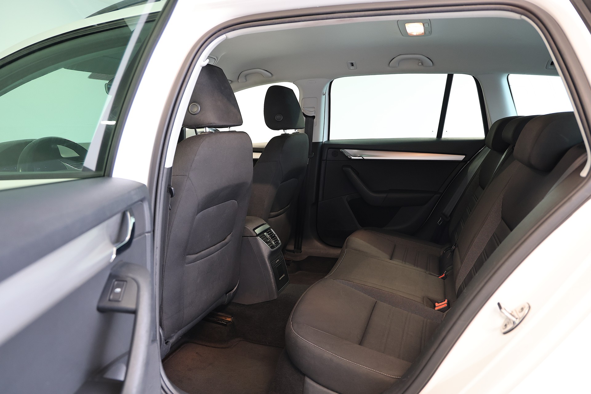 SKODA Octavia Combi 2.0 TDI Ambition 4x4 DSG-image-15