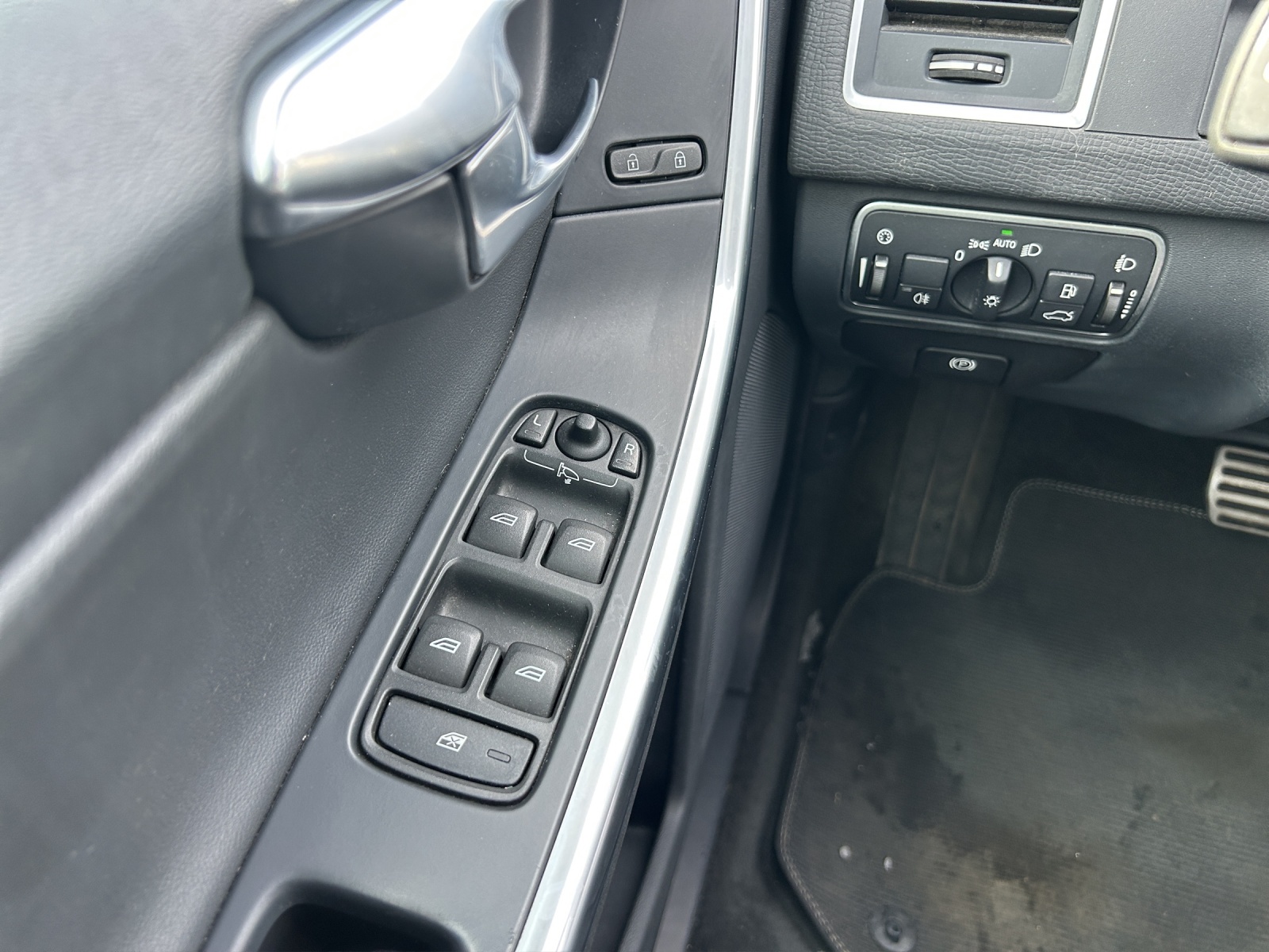 VOLVO XC60 D4 AWD Momentum Geartronic-image-15