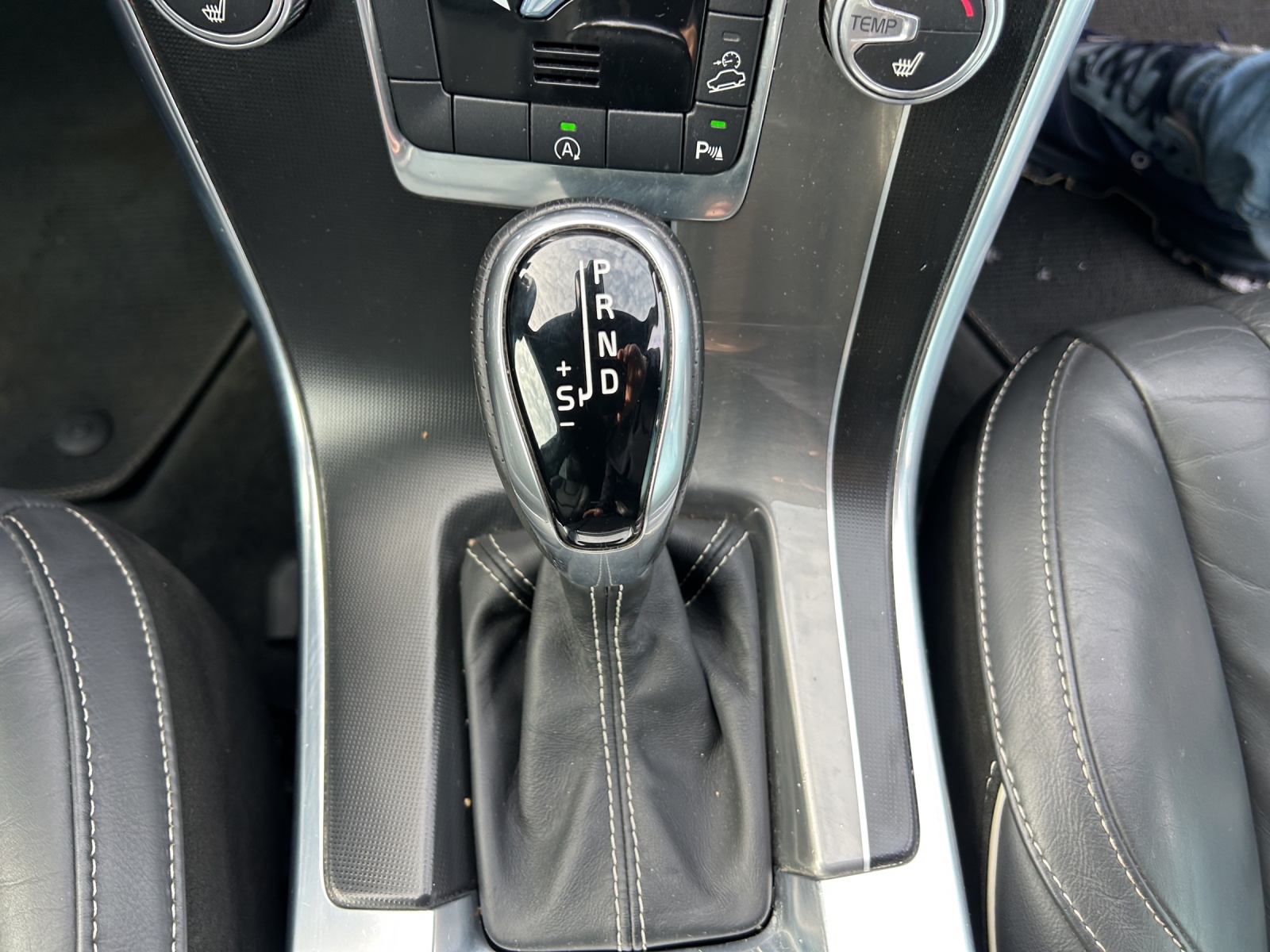 VOLVO XC60 D4 AWD Momentum Geartronic-image-19