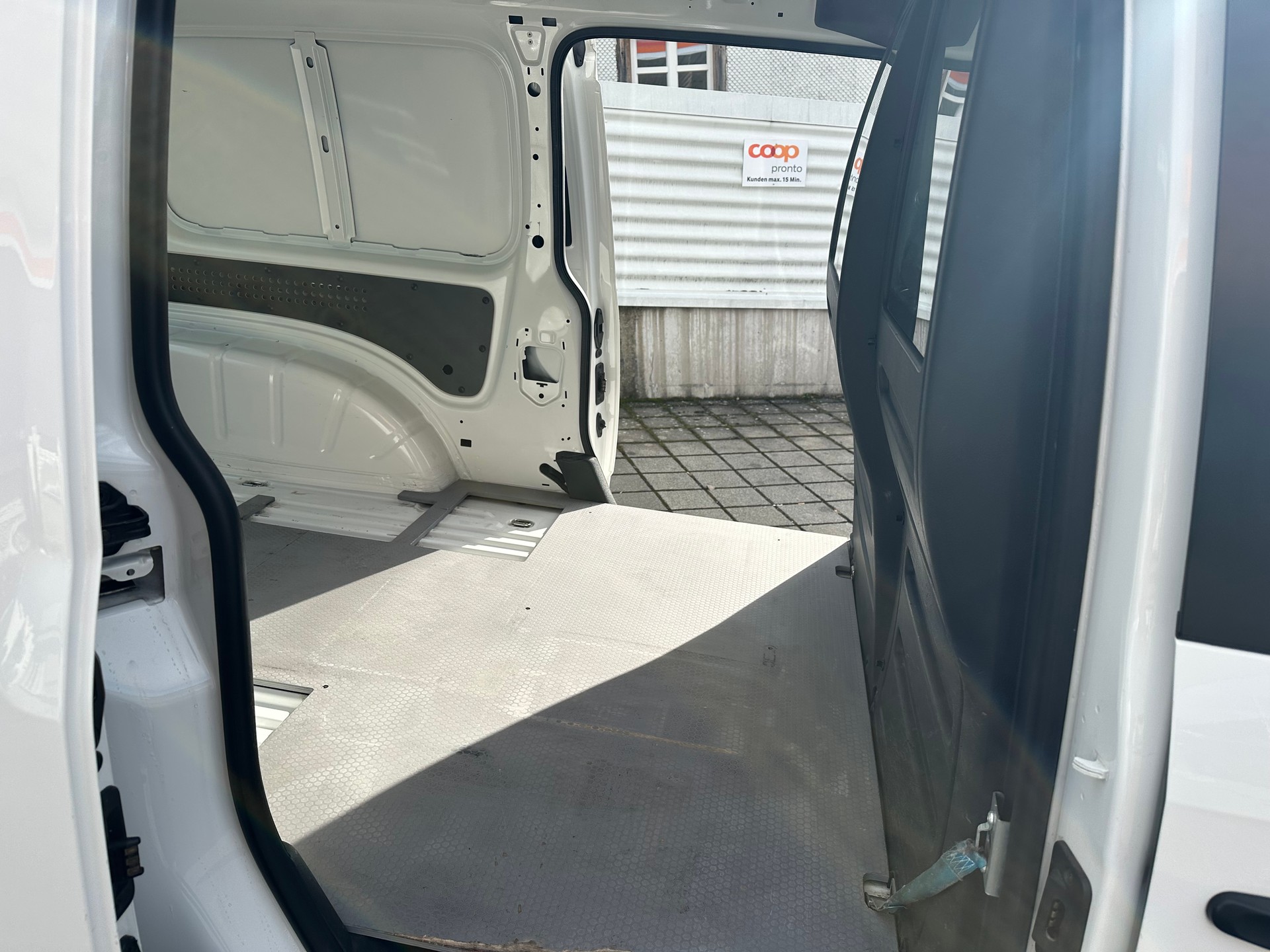 VW Caddy Maxi 2.0TDI 4Motion BlueMotion Technology-image-10
