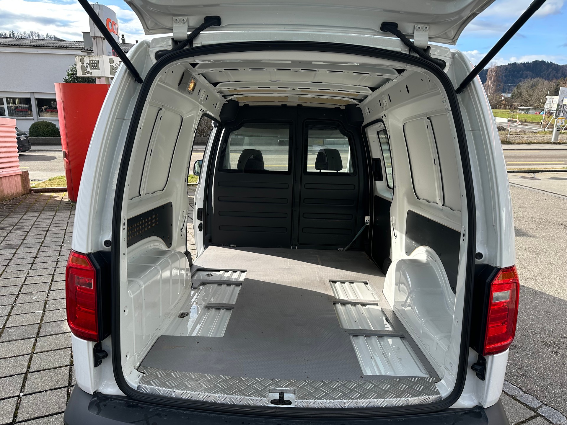 VW Caddy Maxi 2.0TDI 4Motion BlueMotion Technology-image-9