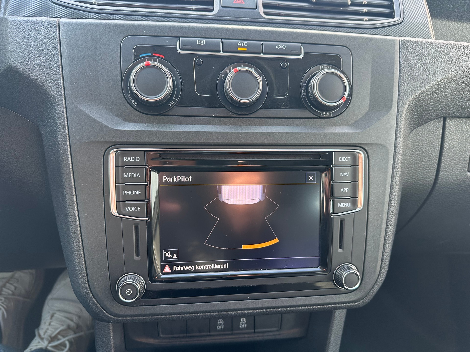 VW Caddy Maxi 2.0TDI 4Motion BlueMotion Technology-image-7