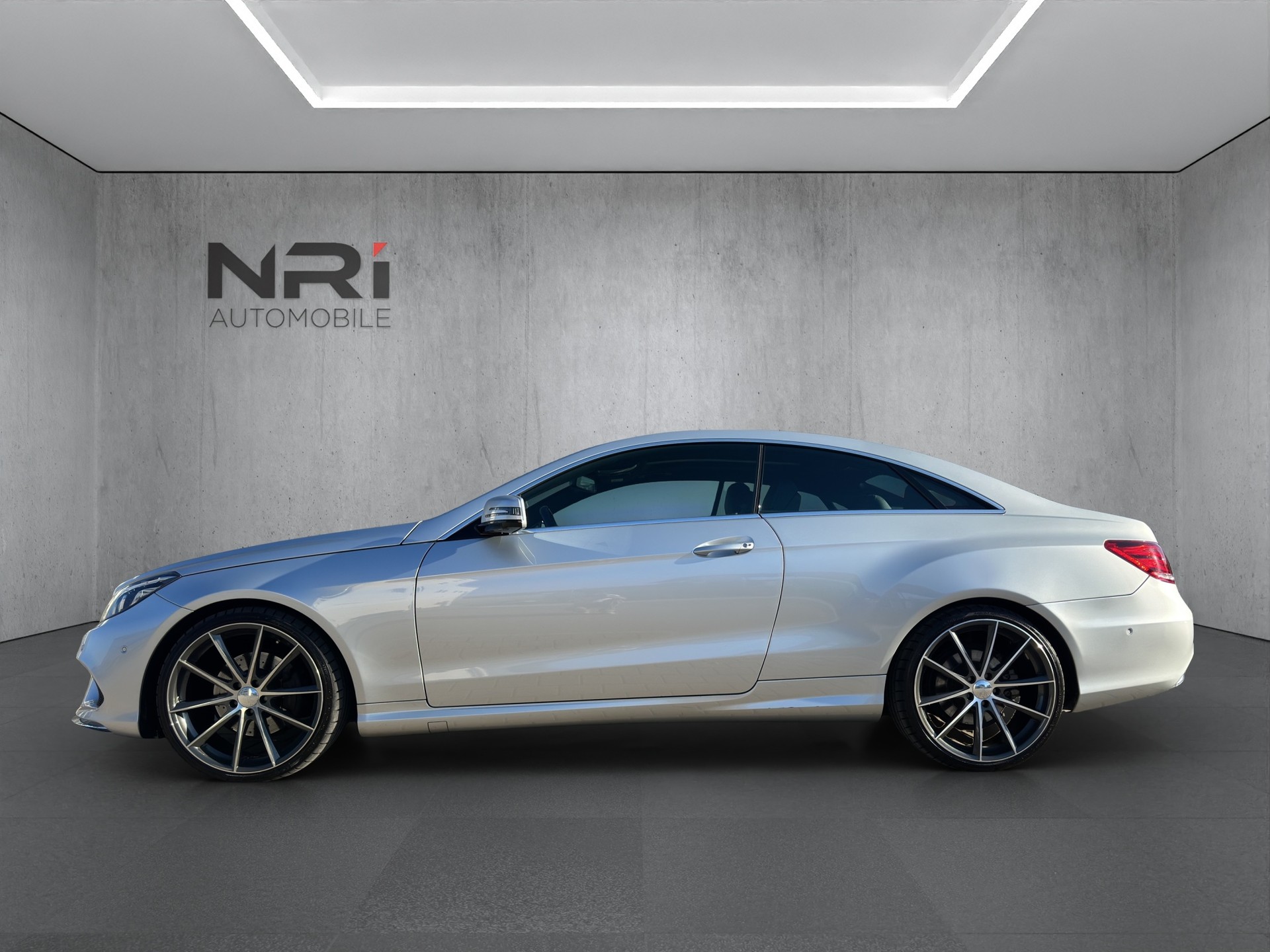 MERCEDES-BENZ E 300 Coupé-image-8