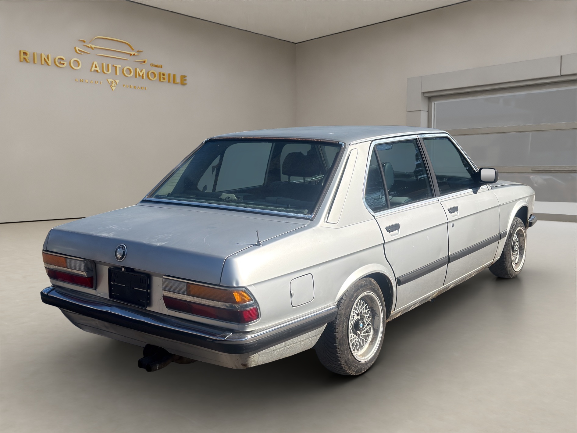 BMW 528i-image-5