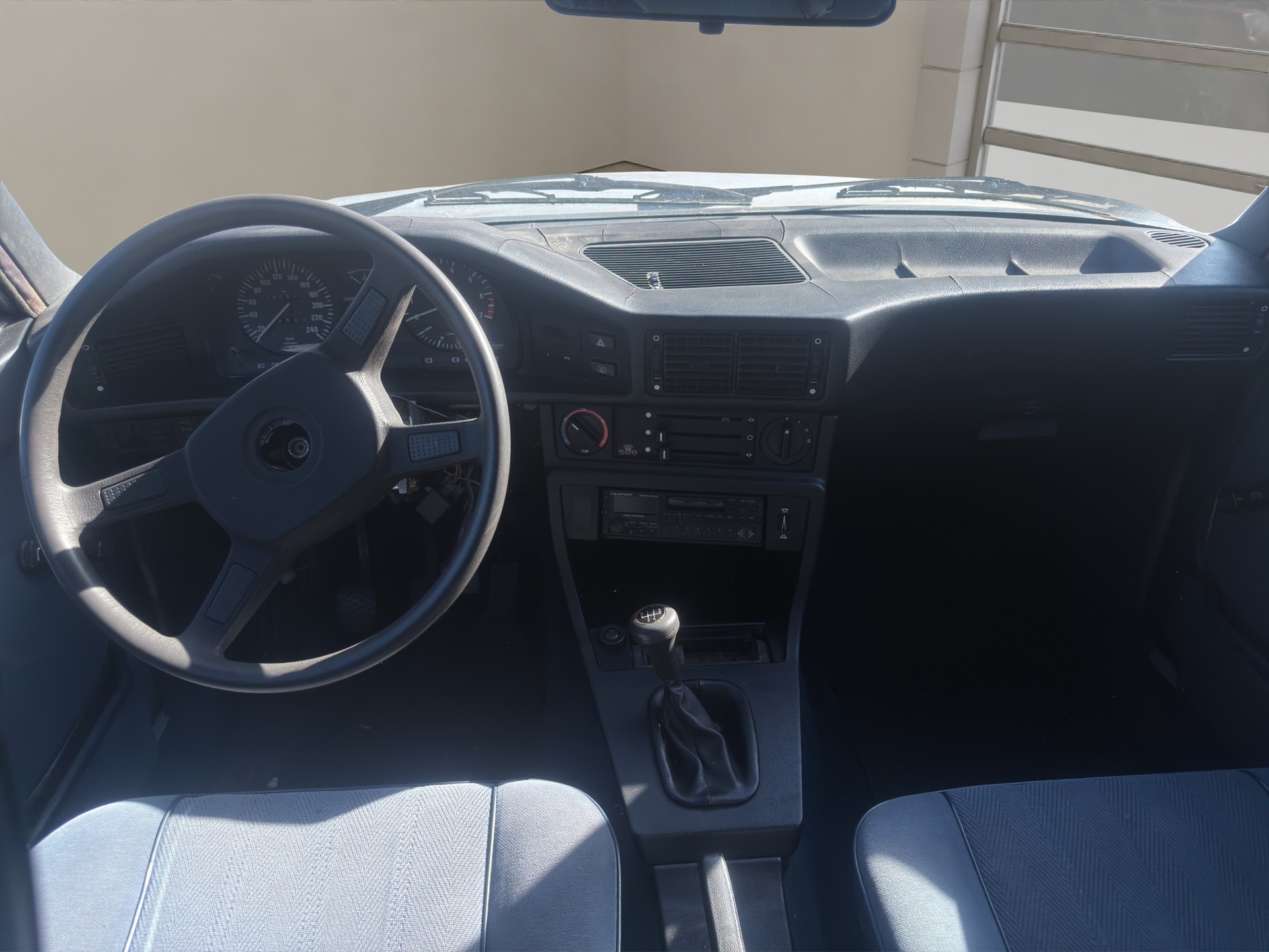 BMW 528i-image-10