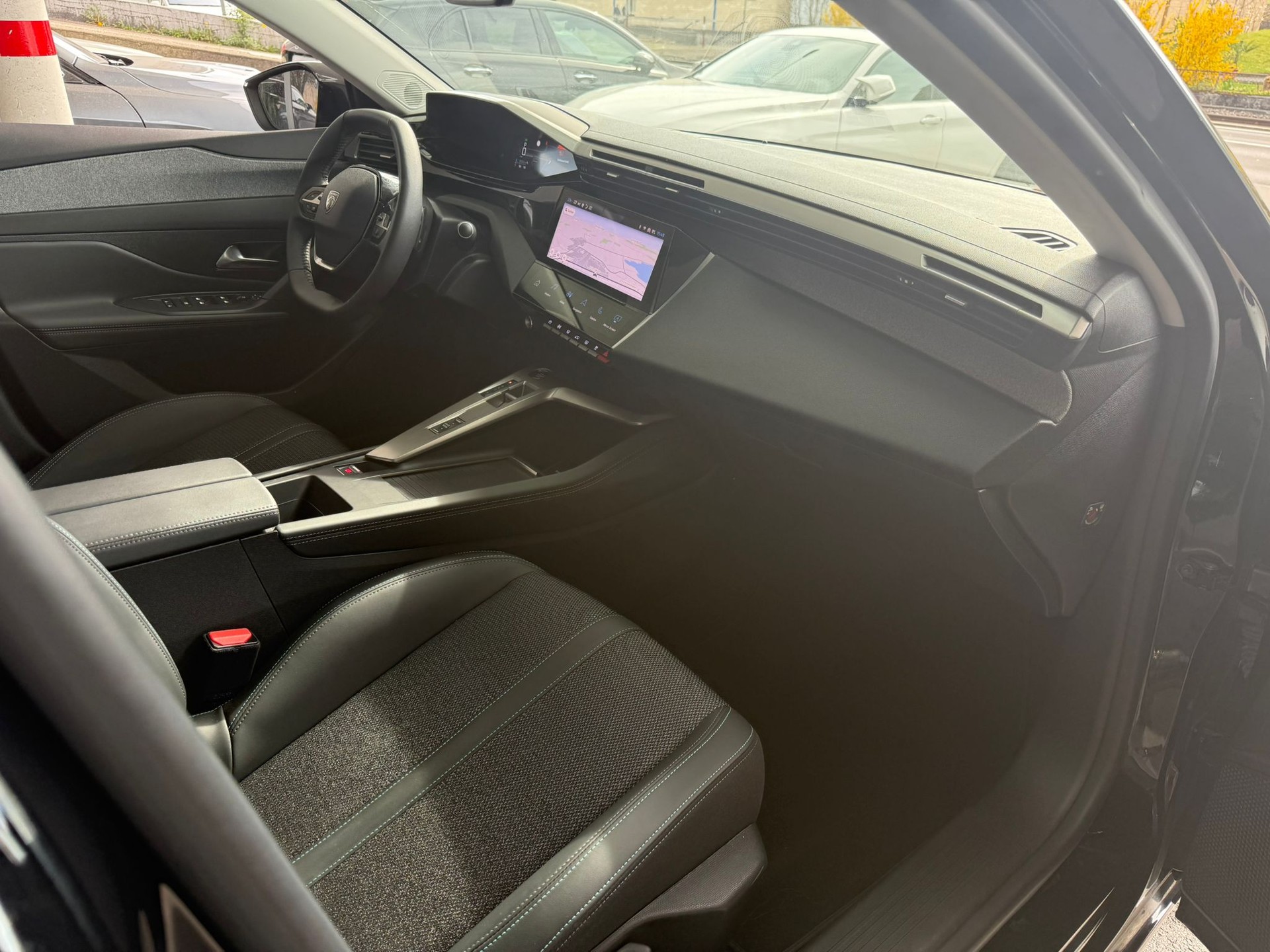 PEUGEOT 308 1.2 Pure Tech Allure EAT8-image-16