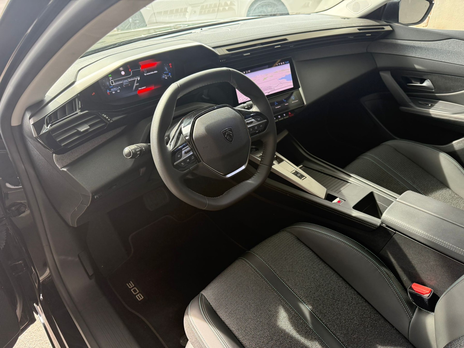 PEUGEOT 308 1.2 Pure Tech Allure EAT8-image-12