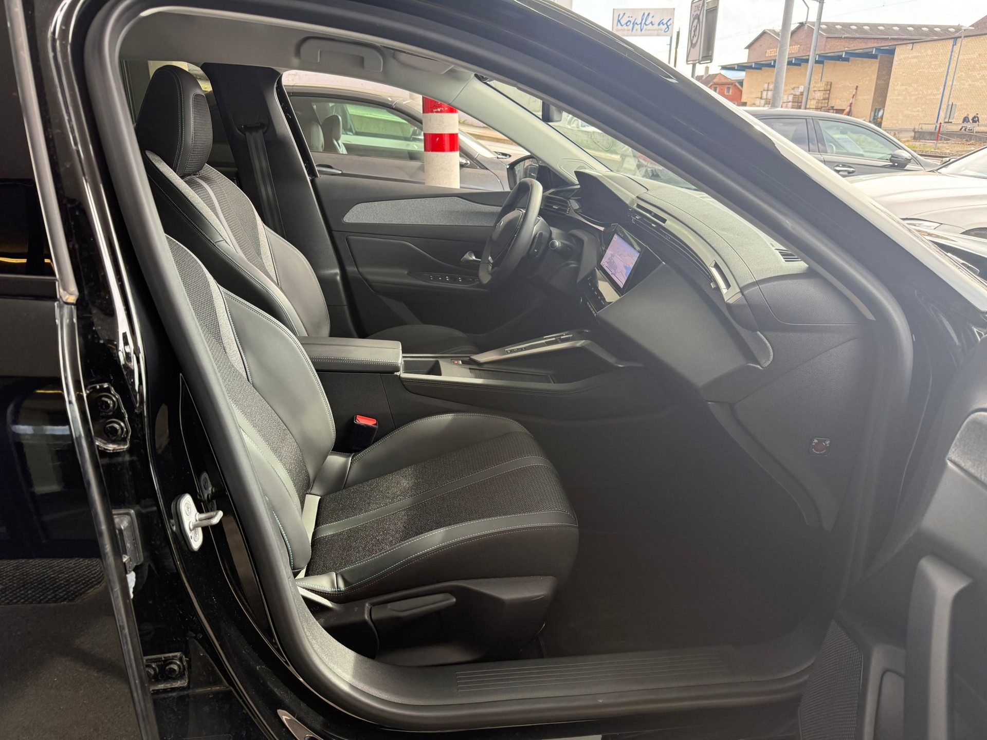 PEUGEOT 308 1.2 Pure Tech Allure EAT8-image-17