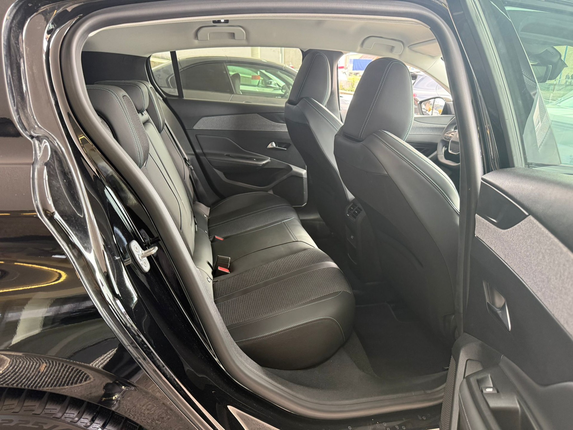 PEUGEOT 308 1.2 Pure Tech Allure EAT8-image-19