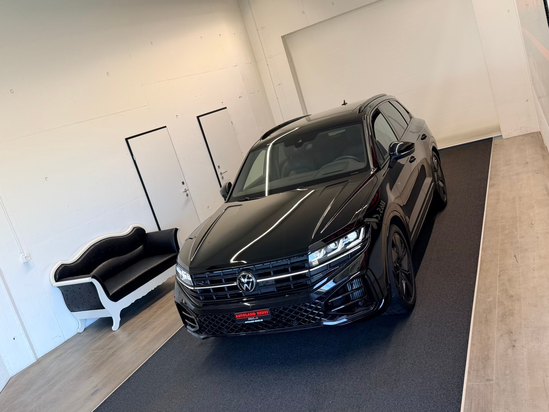 VW Touareg 3.0 TSI R-Line Tiptronic-image-3