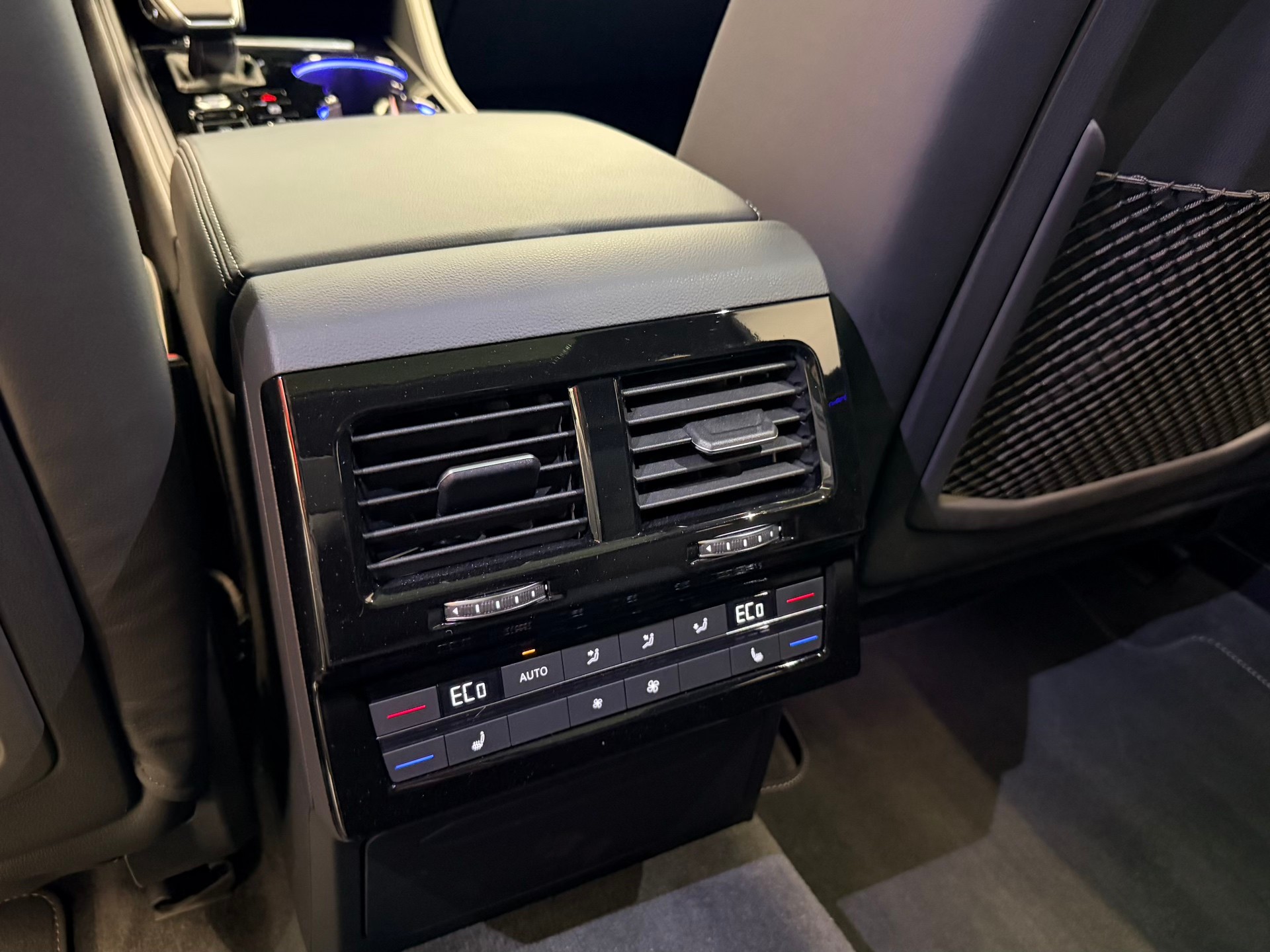 VW Touareg 3.0 TSI R-Line Tiptronic-image-15