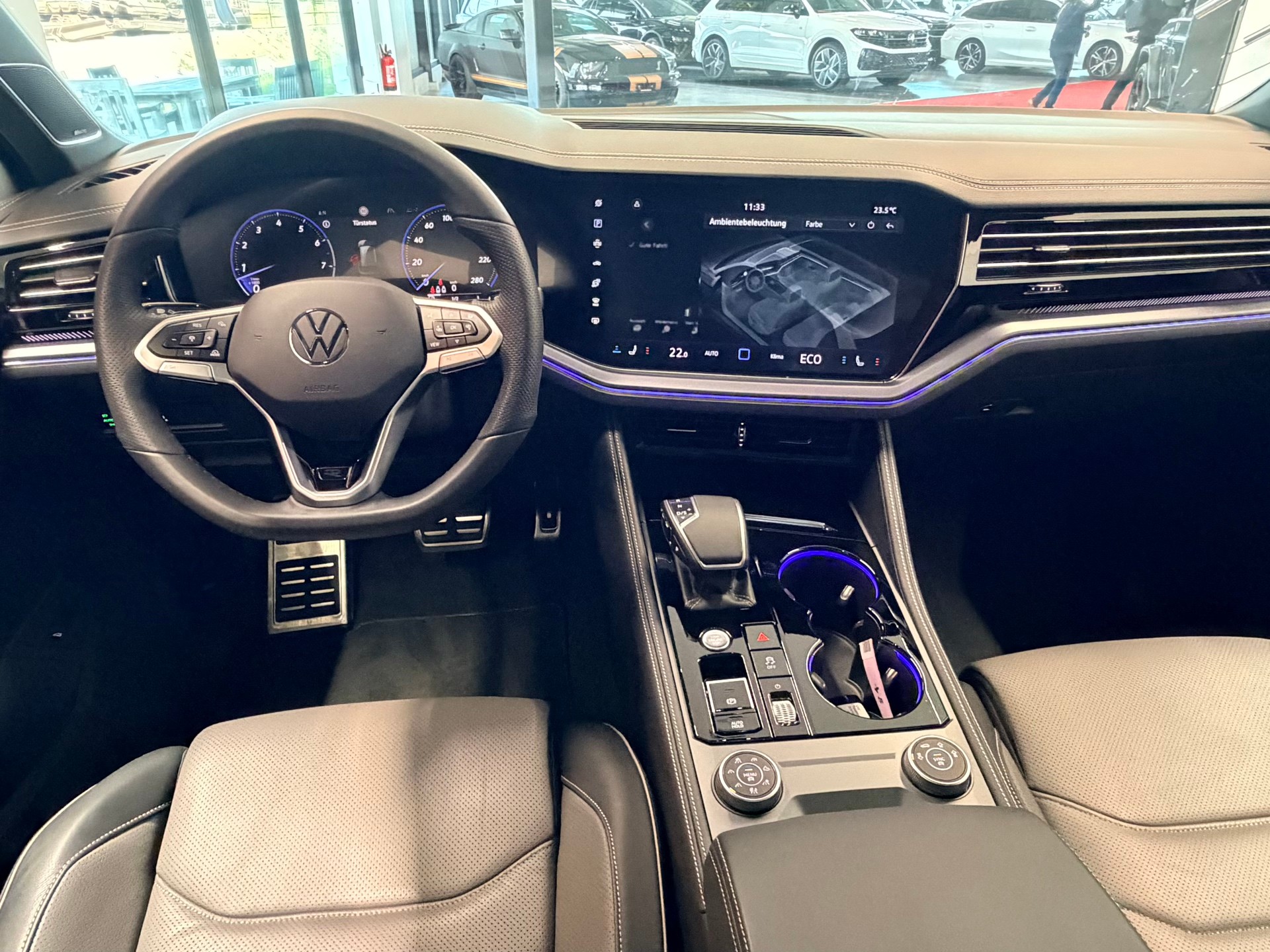 VW Touareg 3.0 TSI R-Line Tiptronic-image-16