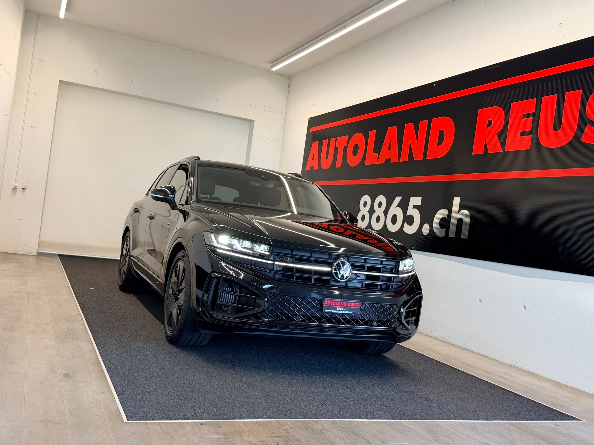 VW Touareg 3.0 TSI R-Line Tiptronic-image-0