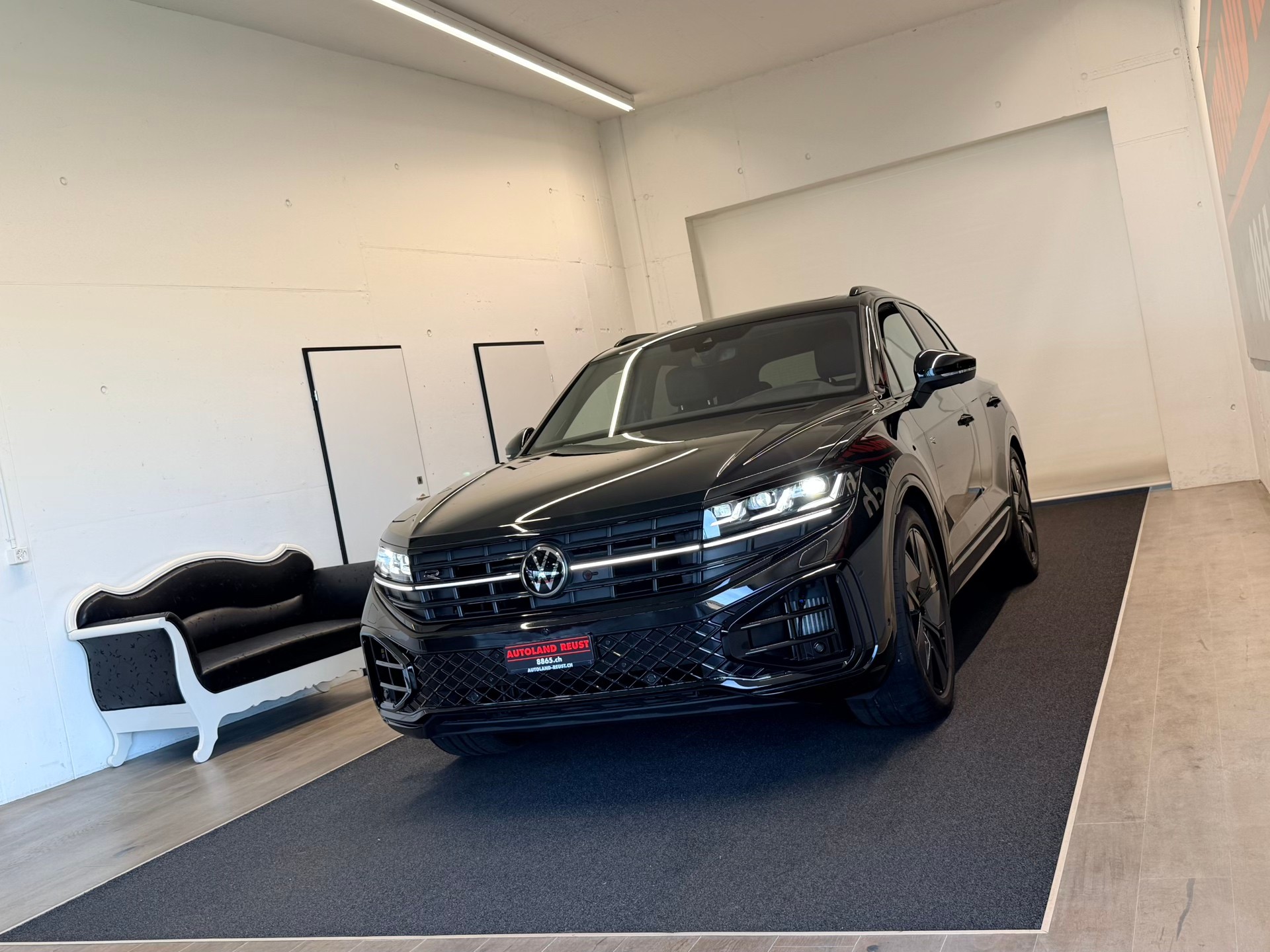 VW Touareg 3.0 TSI R-Line Tiptronic-image-2