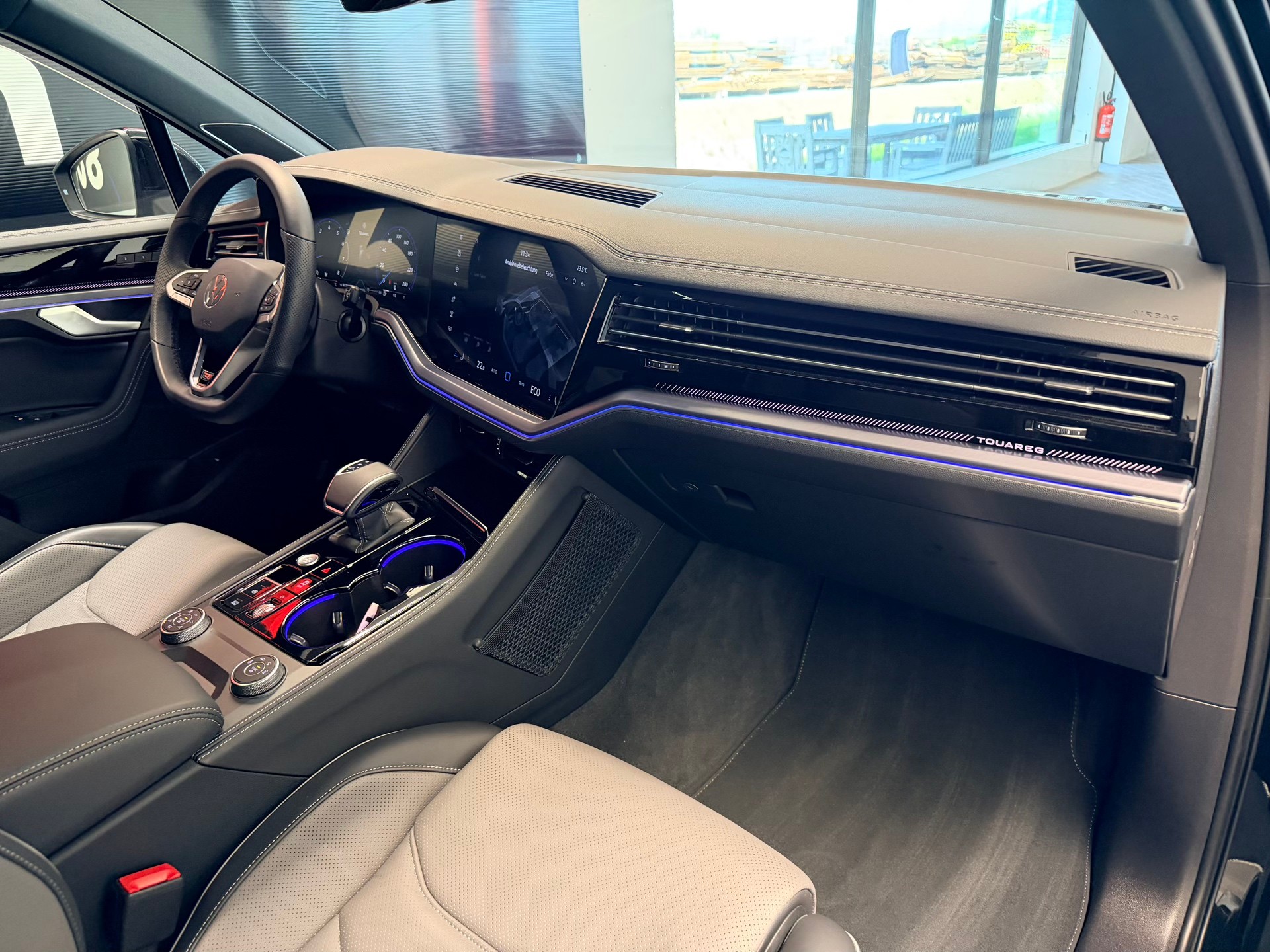 VW Touareg 3.0 TSI R-Line Tiptronic-image-17