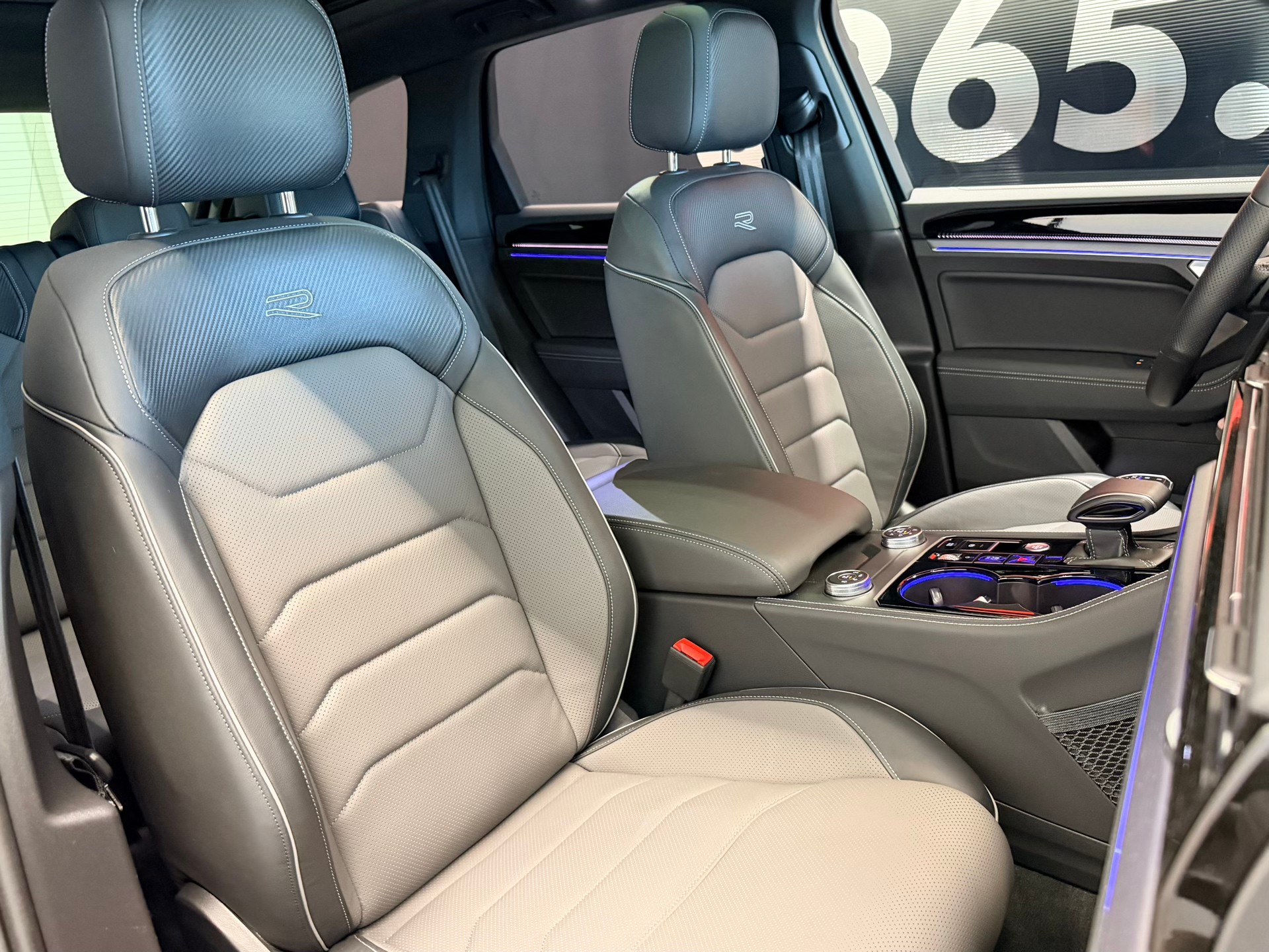 VW Touareg 3.0 TSI R-Line Tiptronic-image-20