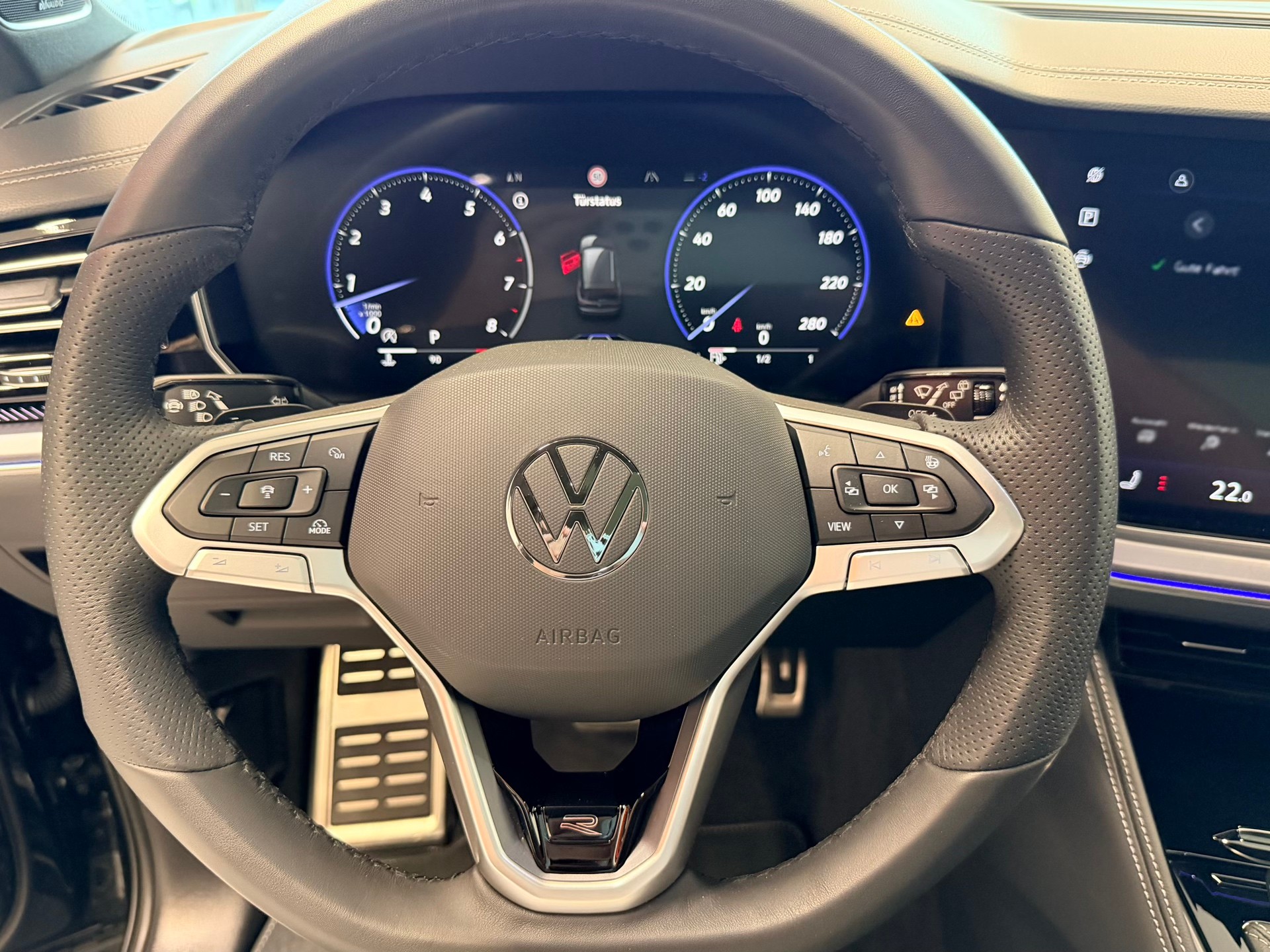 VW Touareg 3.0 TSI R-Line Tiptronic-image-23