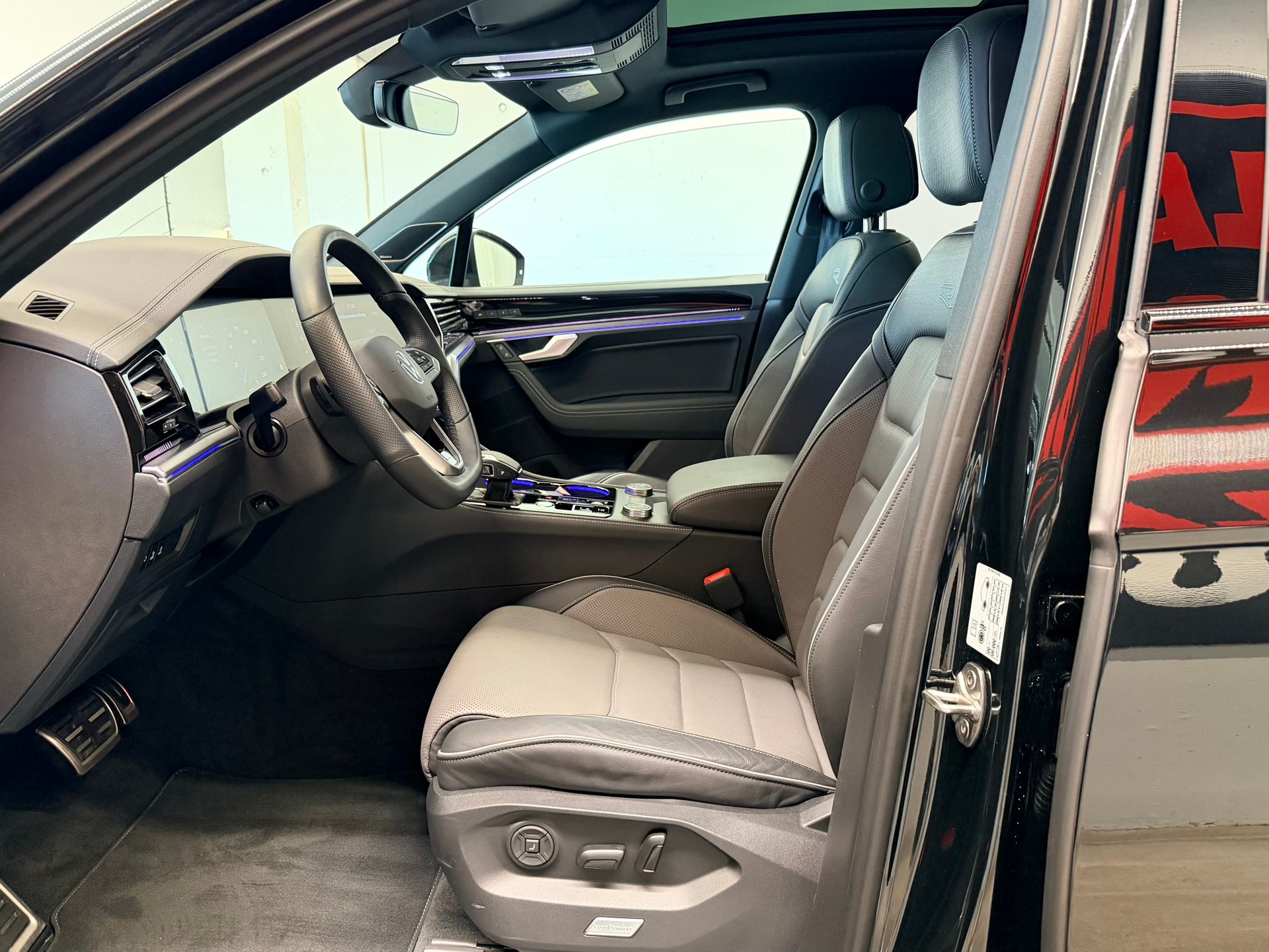 VW Touareg 3.0 TSI R-Line Tiptronic-image-11