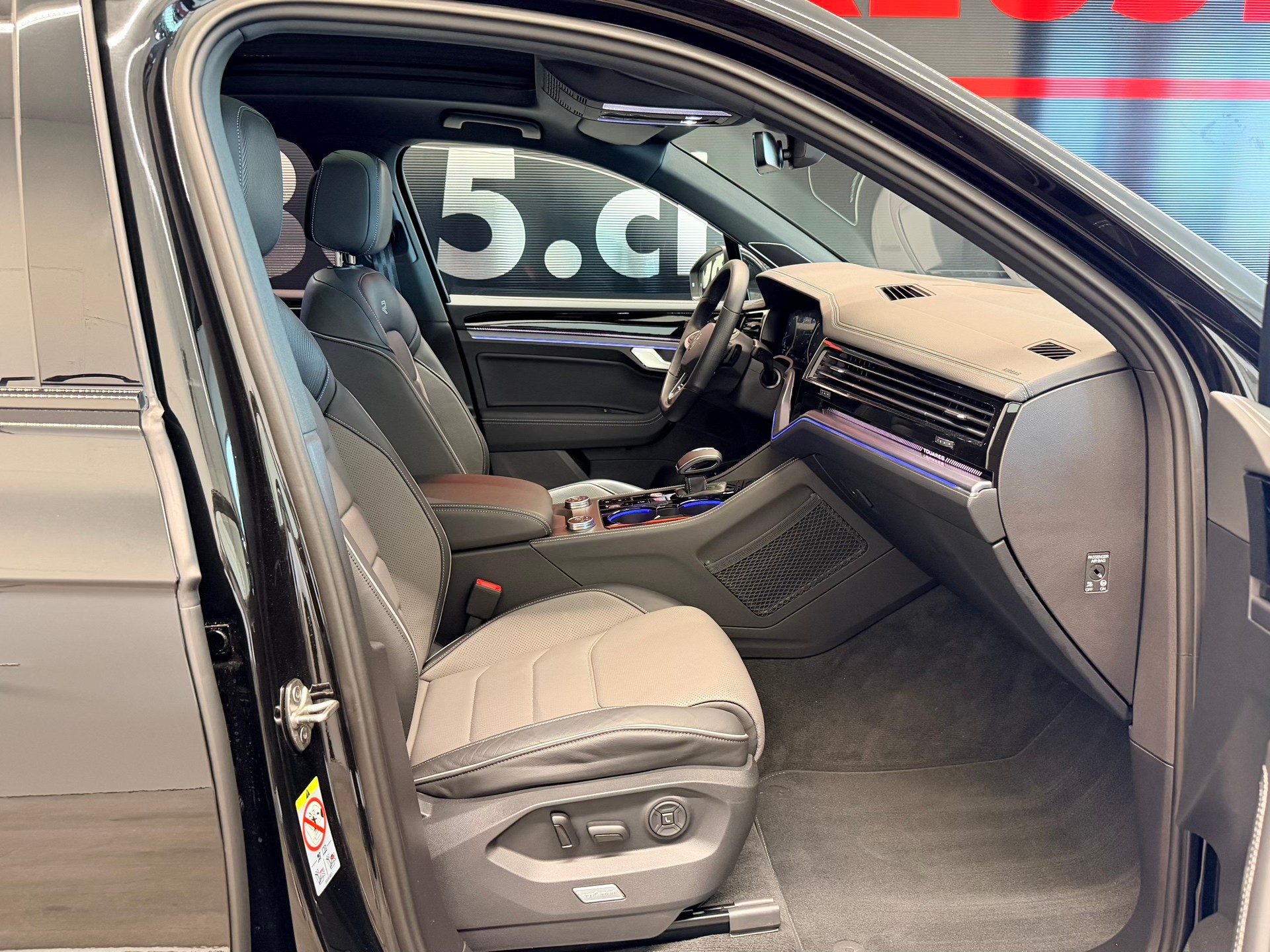 VW Touareg 3.0 TSI R-Line Tiptronic-image-19
