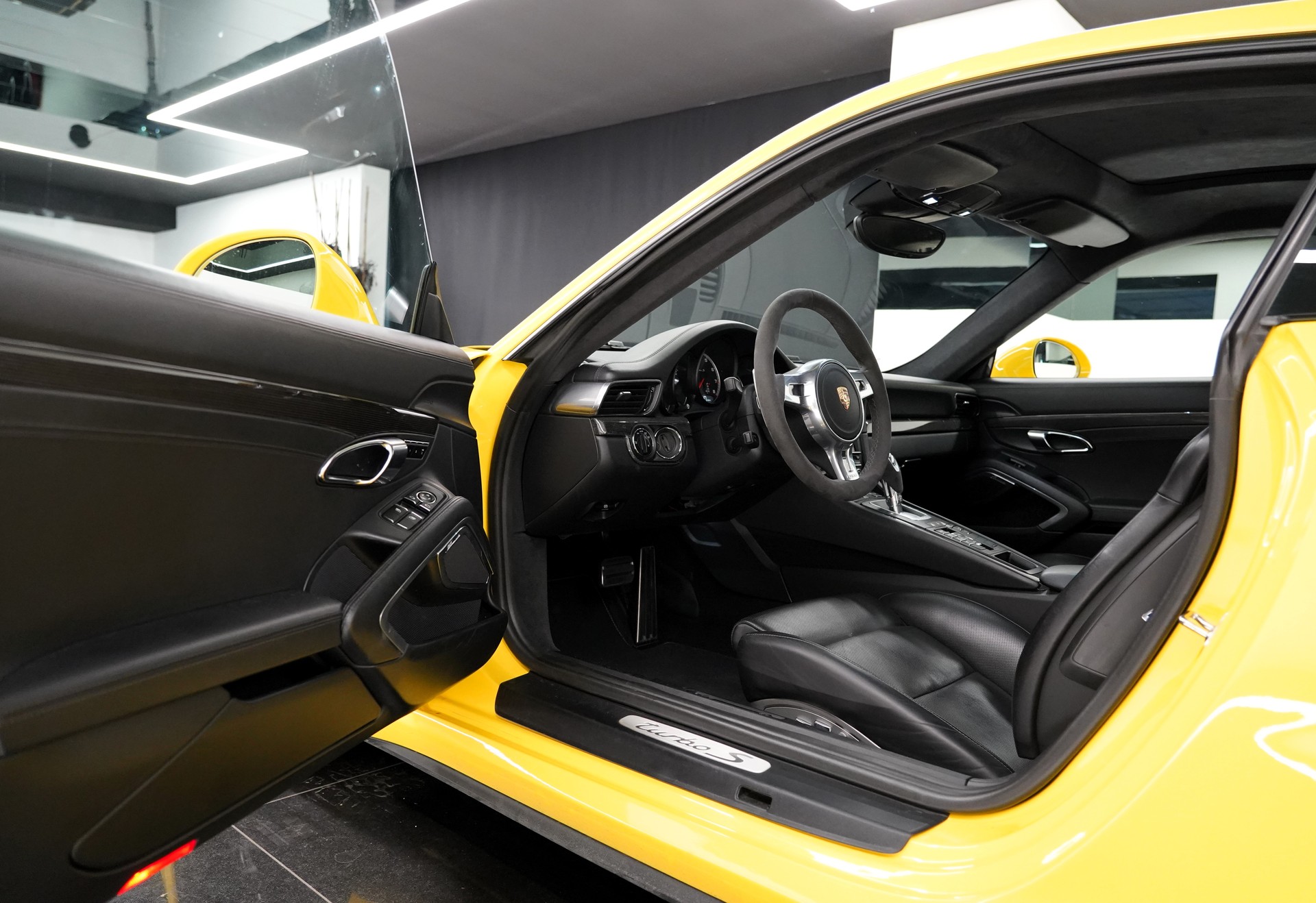 PORSCHE 911 Turbo S-image-6