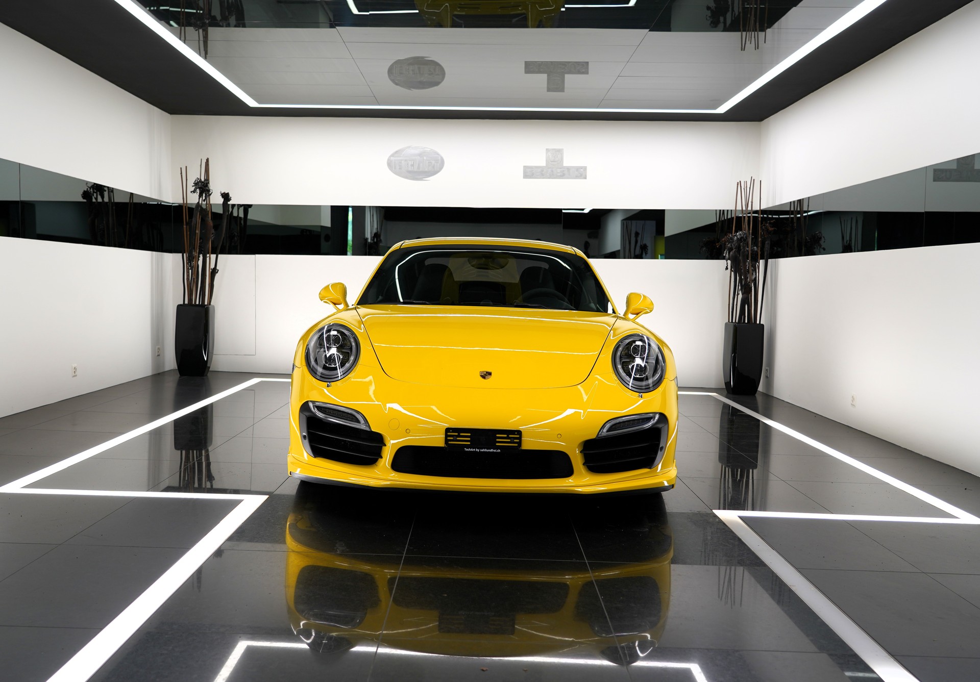 PORSCHE 911 Turbo S-showroom-element-2