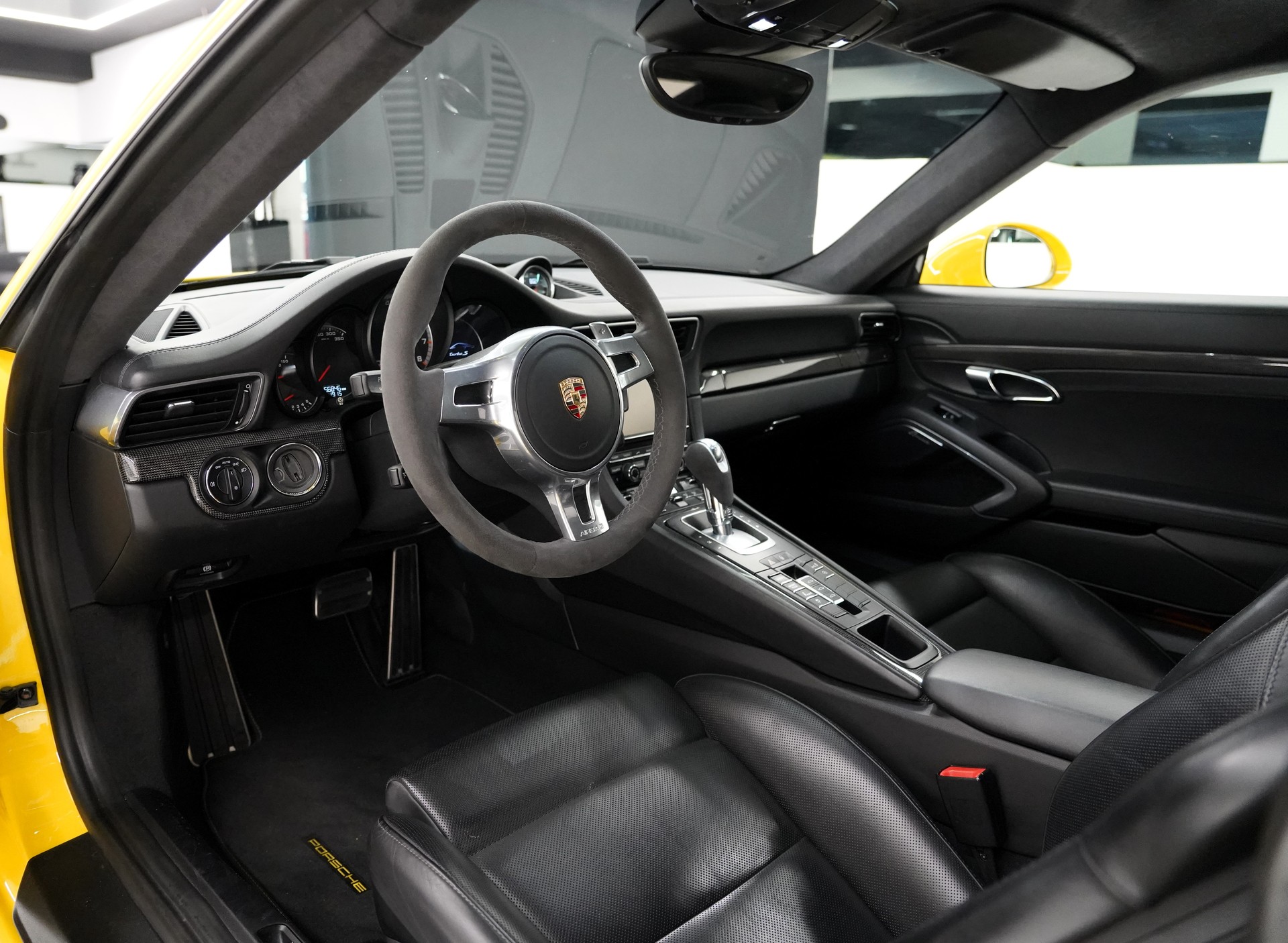 PORSCHE 911 Turbo S-image-7