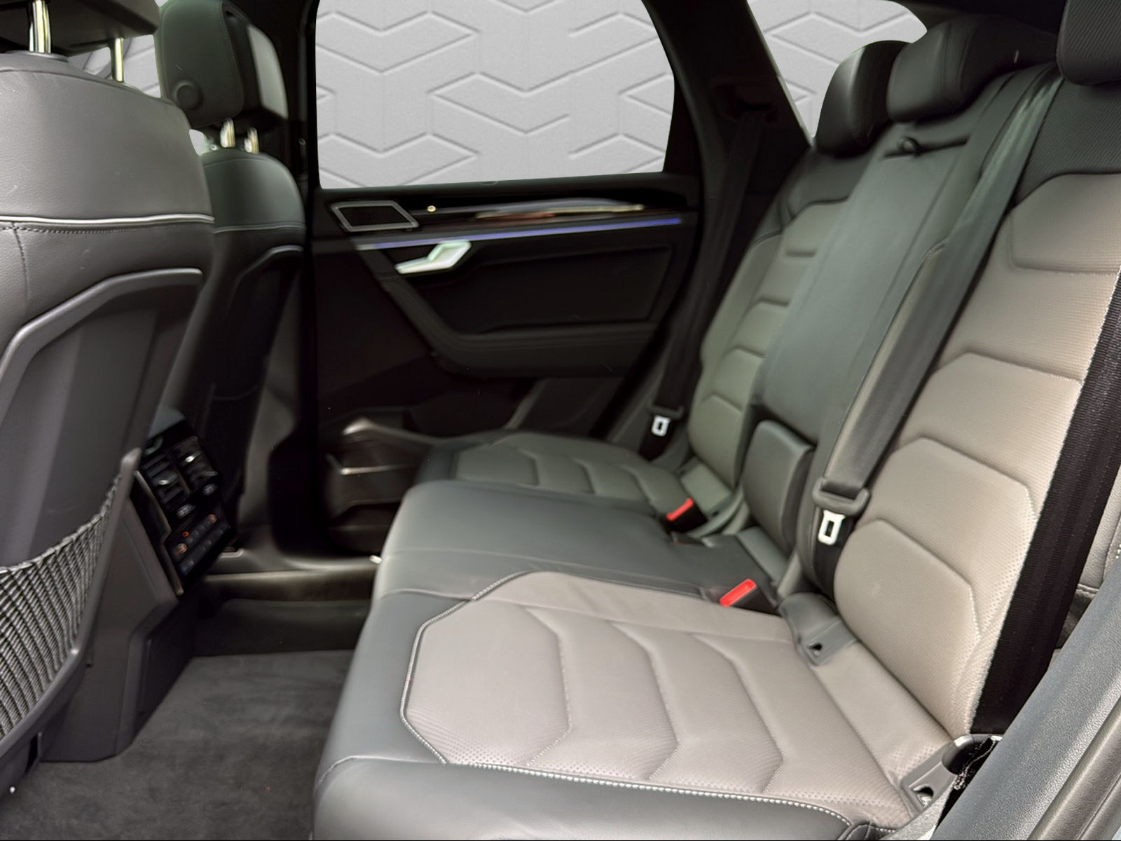 VW Touareg 3.0 TDI R-Line Tiptronic-image-12