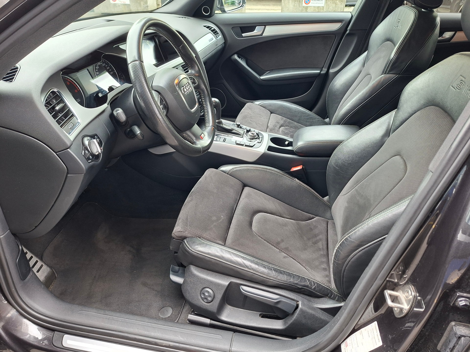 AUDI A4 Avant 3.0 TDI quattro S-tronic S-Line-image-6