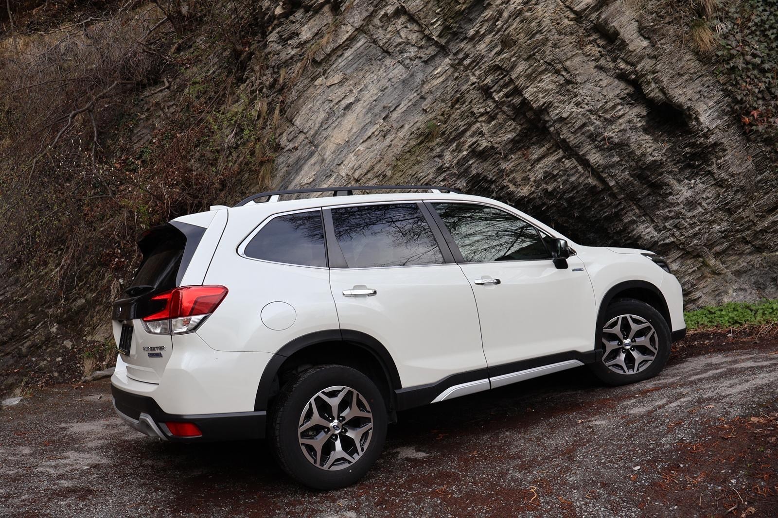 SUBARU Forester 2.0i e-Boxer Swiss Plus Lineartronic-image-3