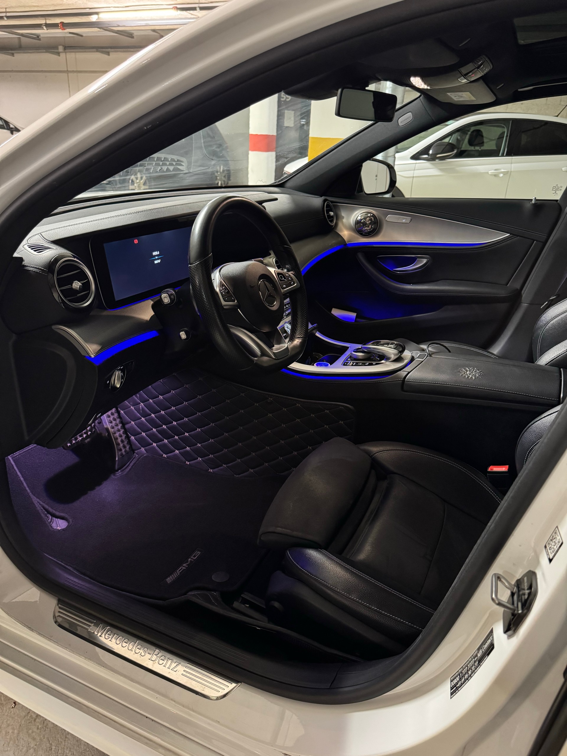MERCEDES-BENZ E 220 d AMG Line-image-3