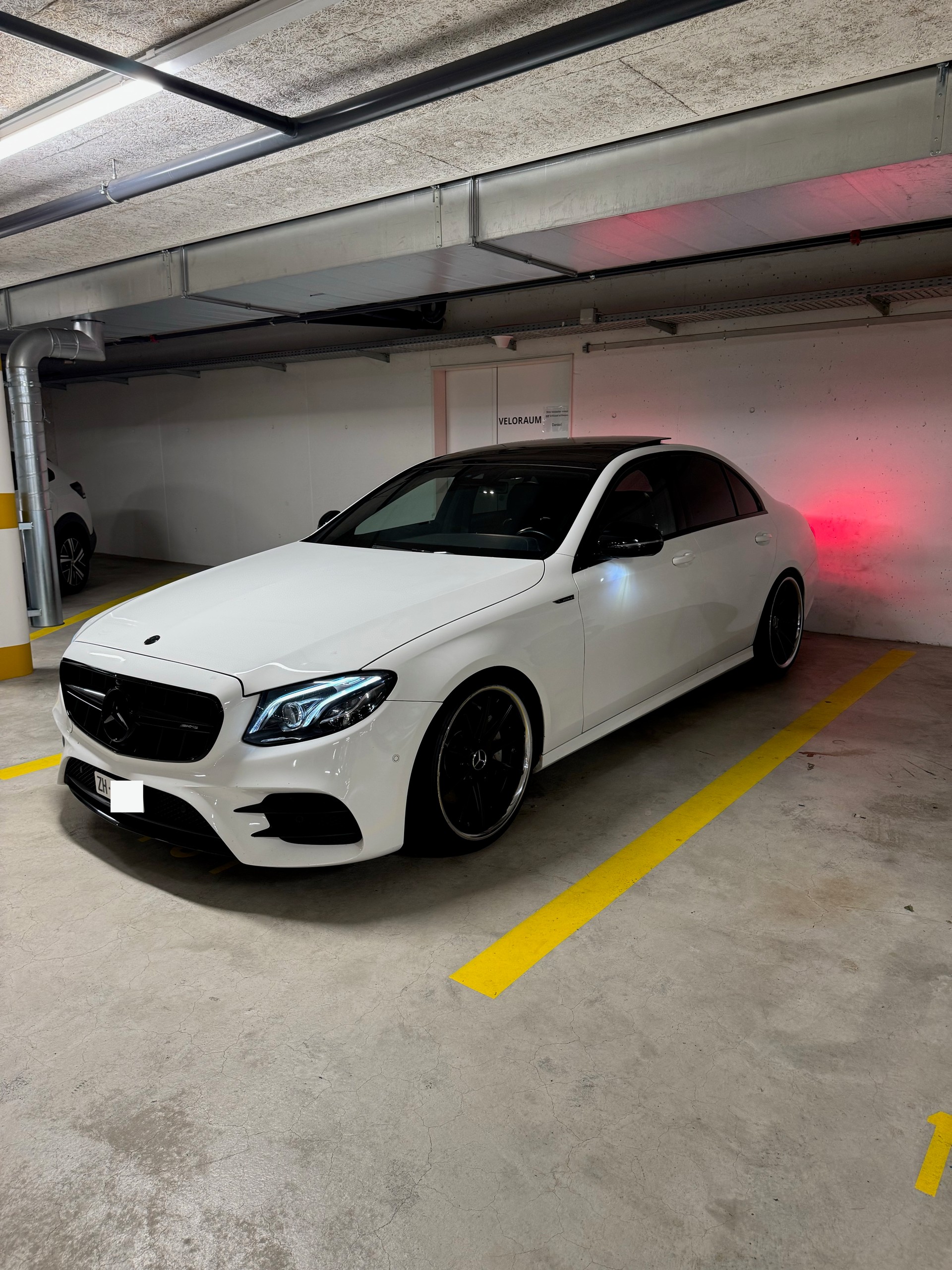 MERCEDES-BENZ E 220 d AMG Line-image-0