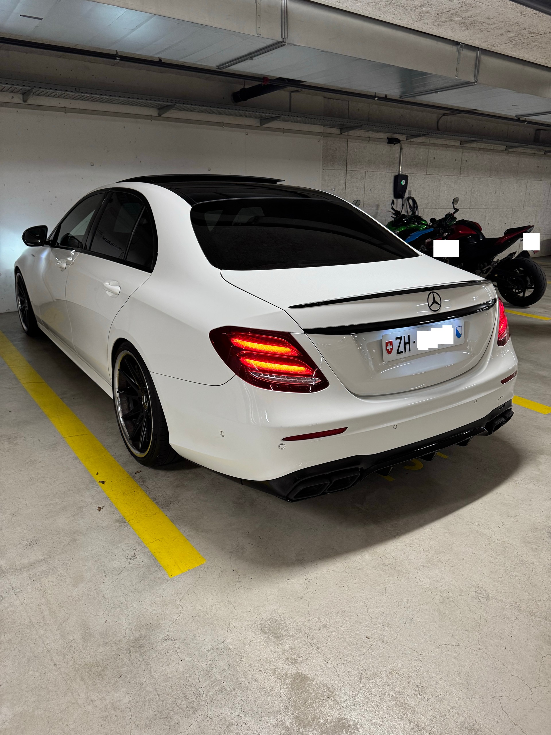 MERCEDES-BENZ E 220 d AMG Line-image-1