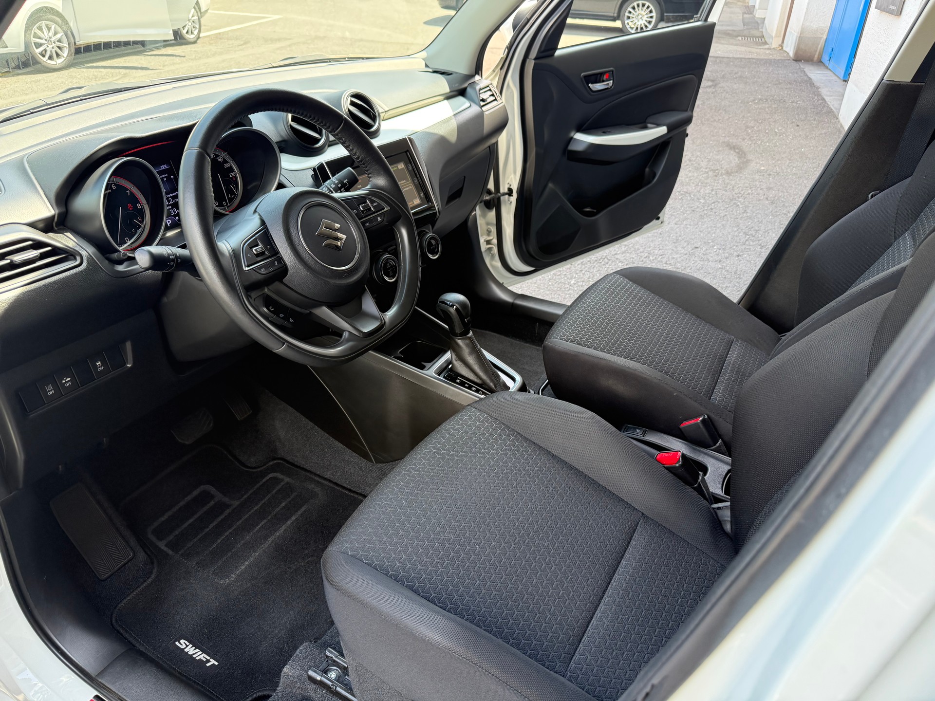 SUZUKI Swift 1.0 12V Compact Top Automatic-image-10