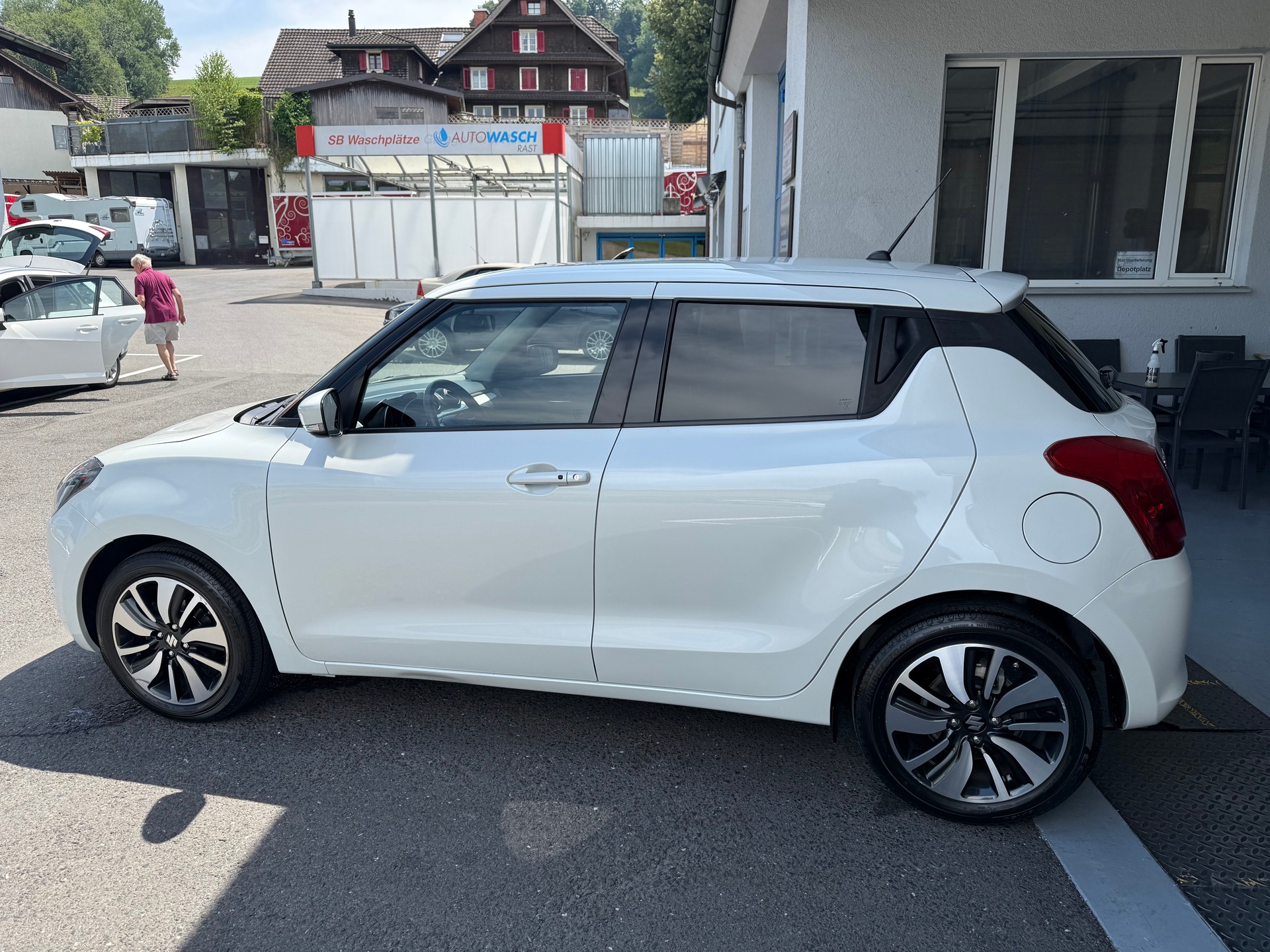 SUZUKI Swift 1.0 12V Compact Top Automatic-image-3