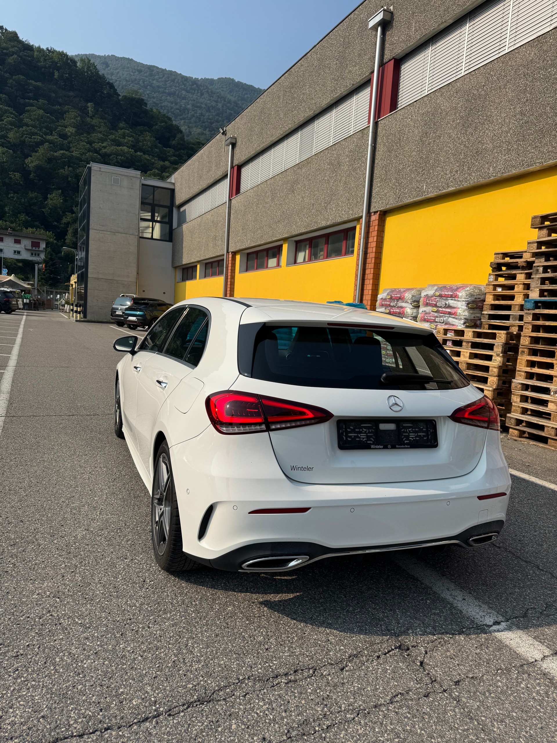 MERCEDES-BENZ A 200 AMG Line 7G-DCT-image-2