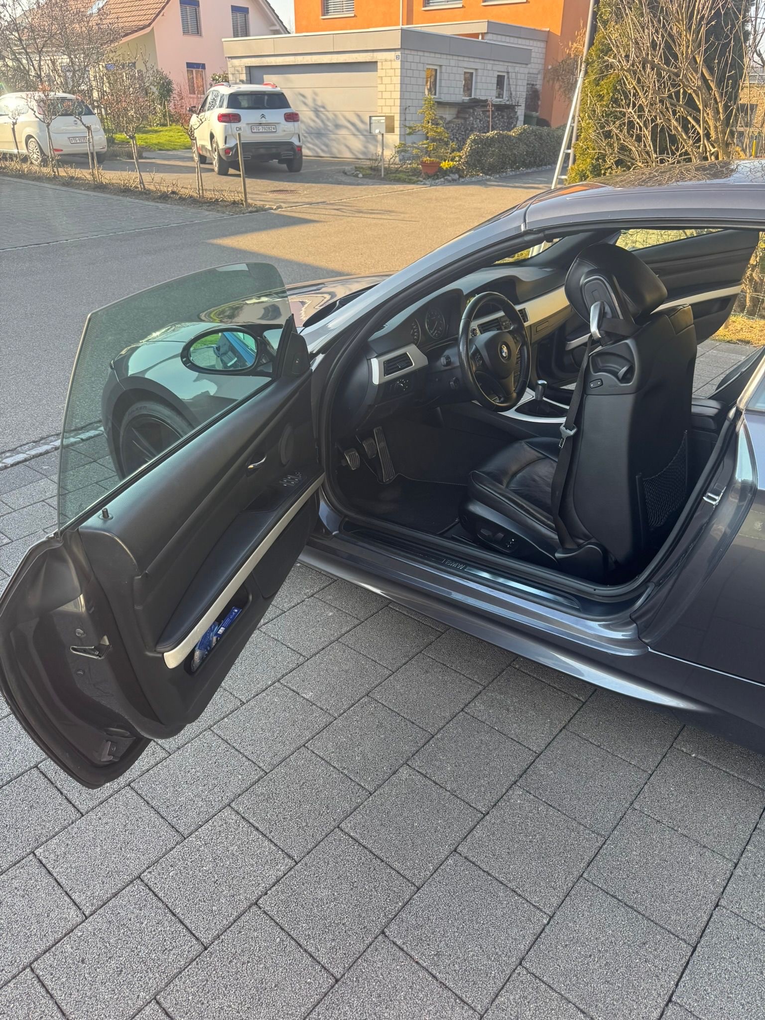 BMW 335i Cabriolet-image-8