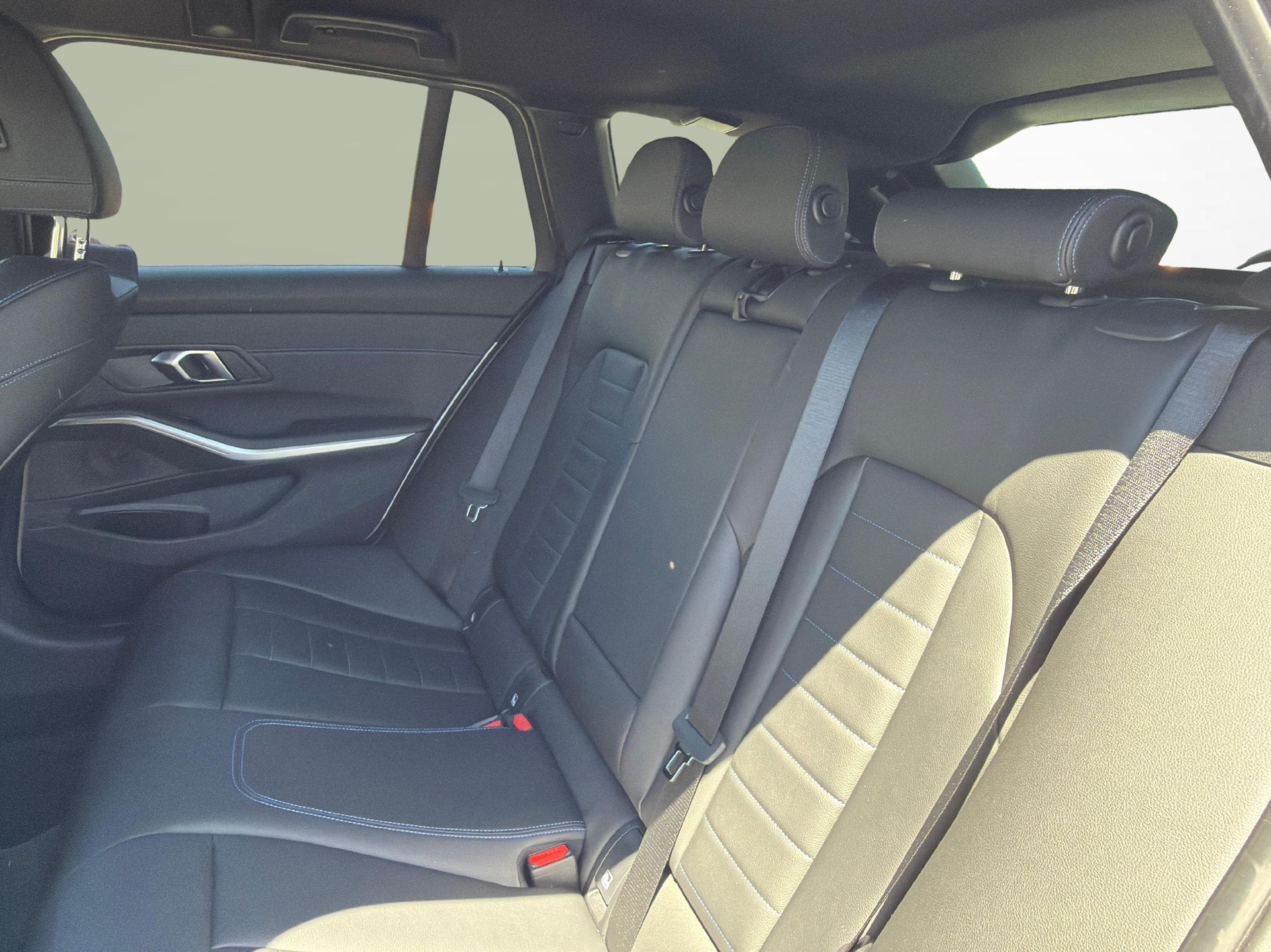 BMW 320d xDrive SAG Touring-image-18