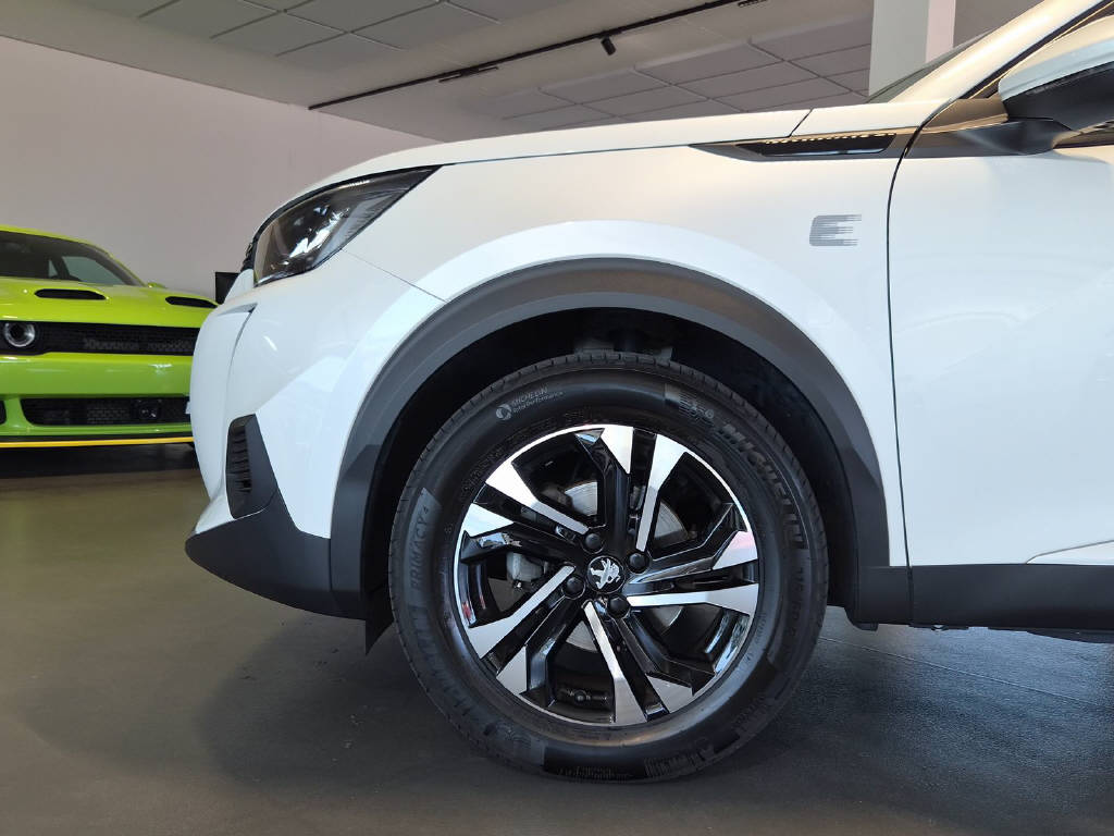 PEUGEOT 2008 1.2 PureTech 130 Allure-image-13