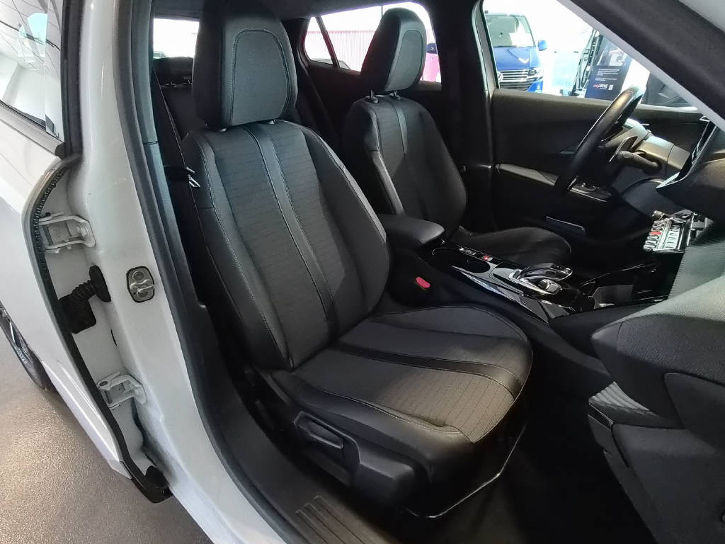 PEUGEOT 2008 1.2 PureTech 130 Allure-image-2
