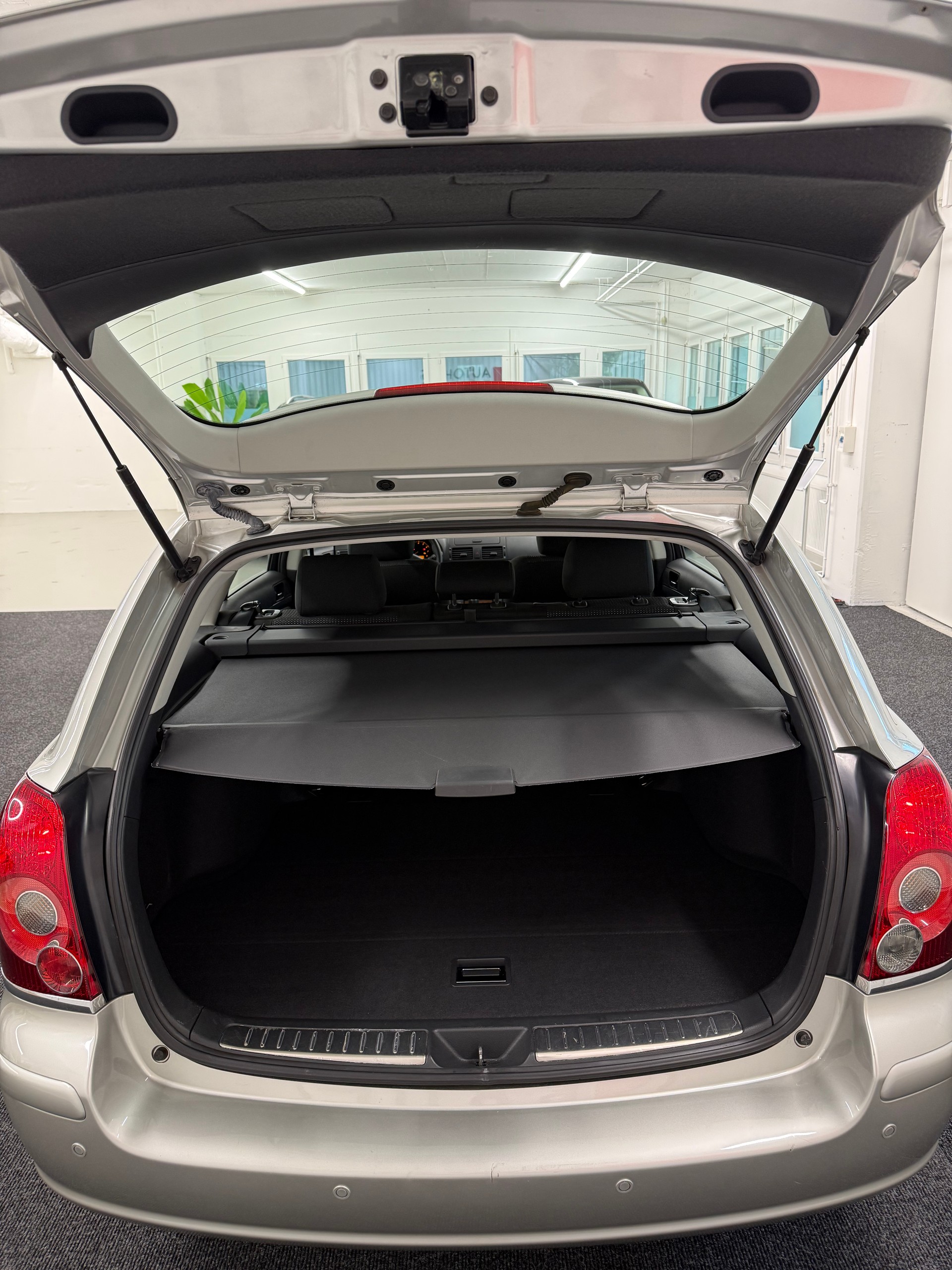 TOYOTA Avensis 1.8 VVT-i Linea Terra Sportswagon-image-4
