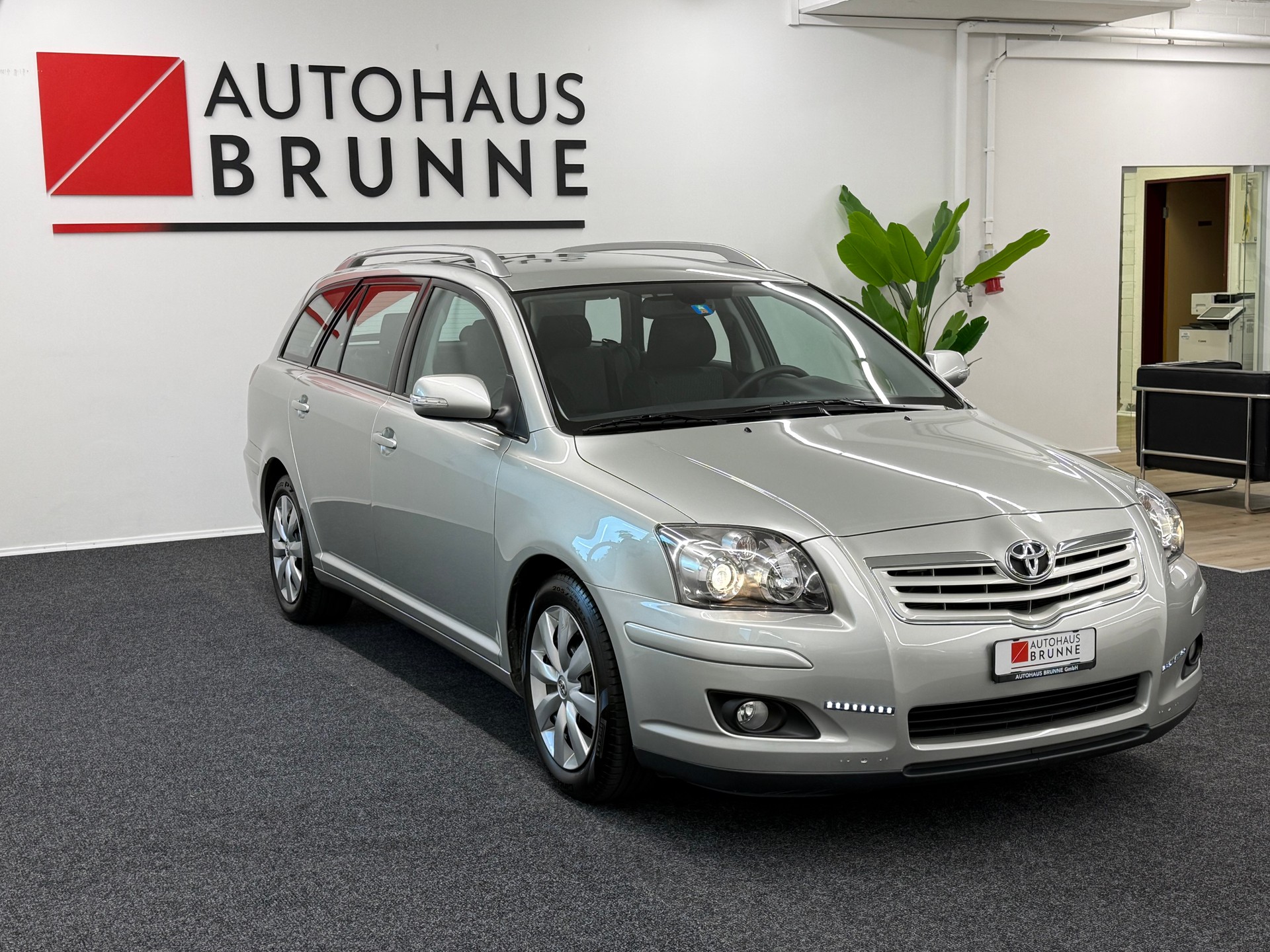 TOYOTA Avensis 1.8 VVT-i Linea Terra Sportswagon-image-2